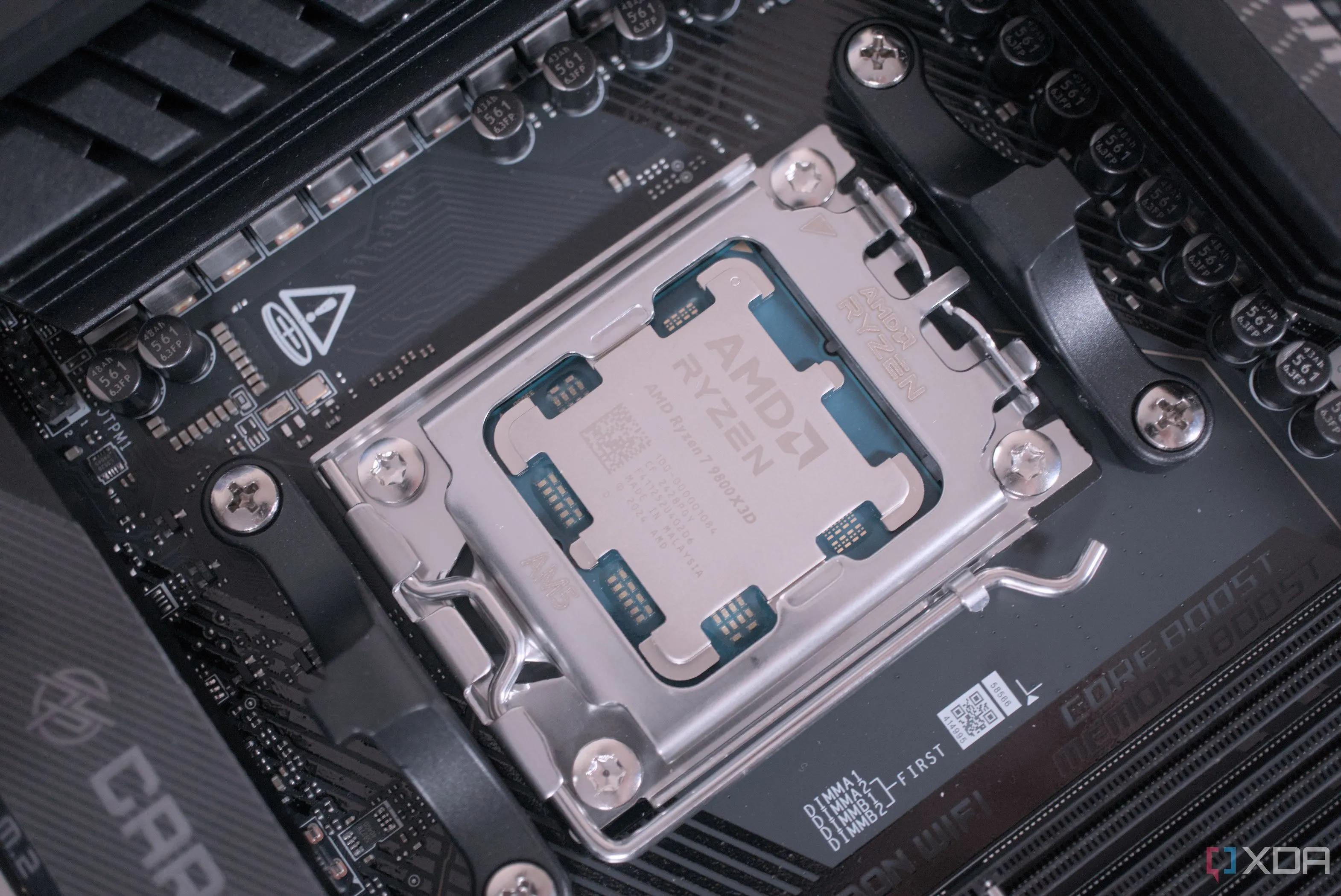 AMD Ryzen 7 9800X3D được lắp đặt trên bo mạch chủ