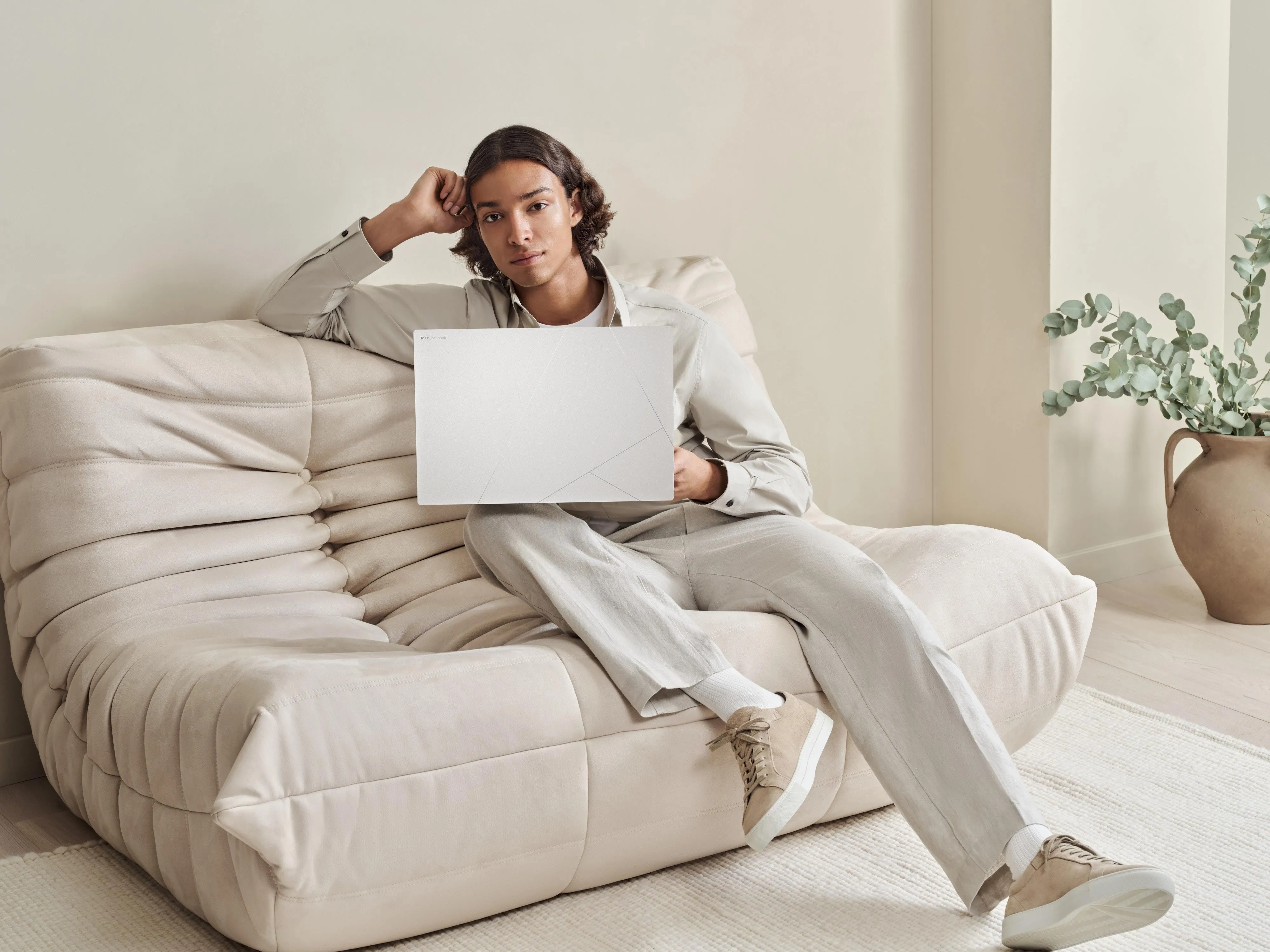 Asus Zenbook S 16 trong môi trường sử dụng thực tế, làm nổi bật màn hình OLED sắc nét và thiết kế di động