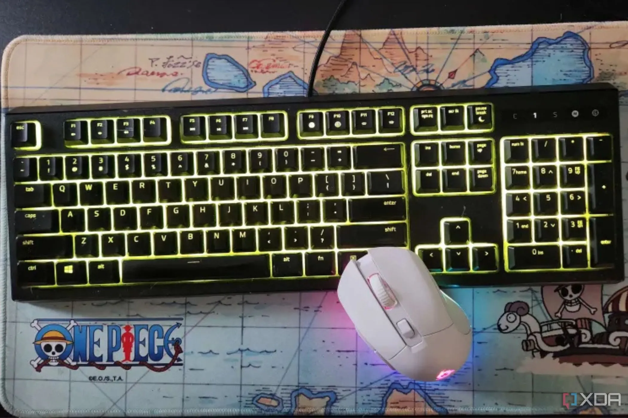 Bàn phím và chuột máy tính trên tấm lót, các công cụ cần thiết để cài đặt EmuDeck trên Steam Deck