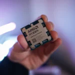 Bàn tay đang cầm CPU AMD Ryzen 9 9950X3D, minh họa cho việc nhiều nhân CPU cao cấp có thể không cần thiết cho game thủ thuần túy.