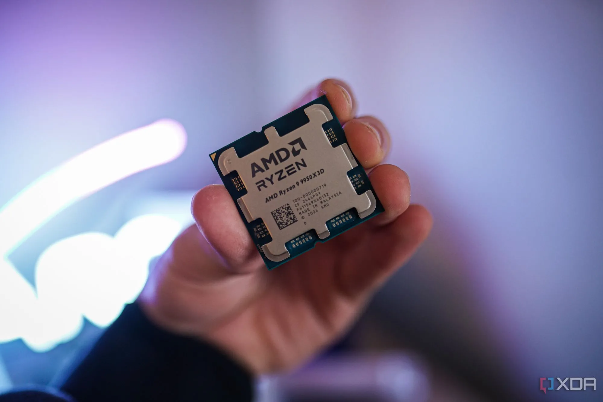 Bàn tay đang cầm CPU AMD Ryzen 9 9950X3D, minh họa cho việc nhiều nhân CPU cao cấp có thể không cần thiết cho game thủ thuần túy.