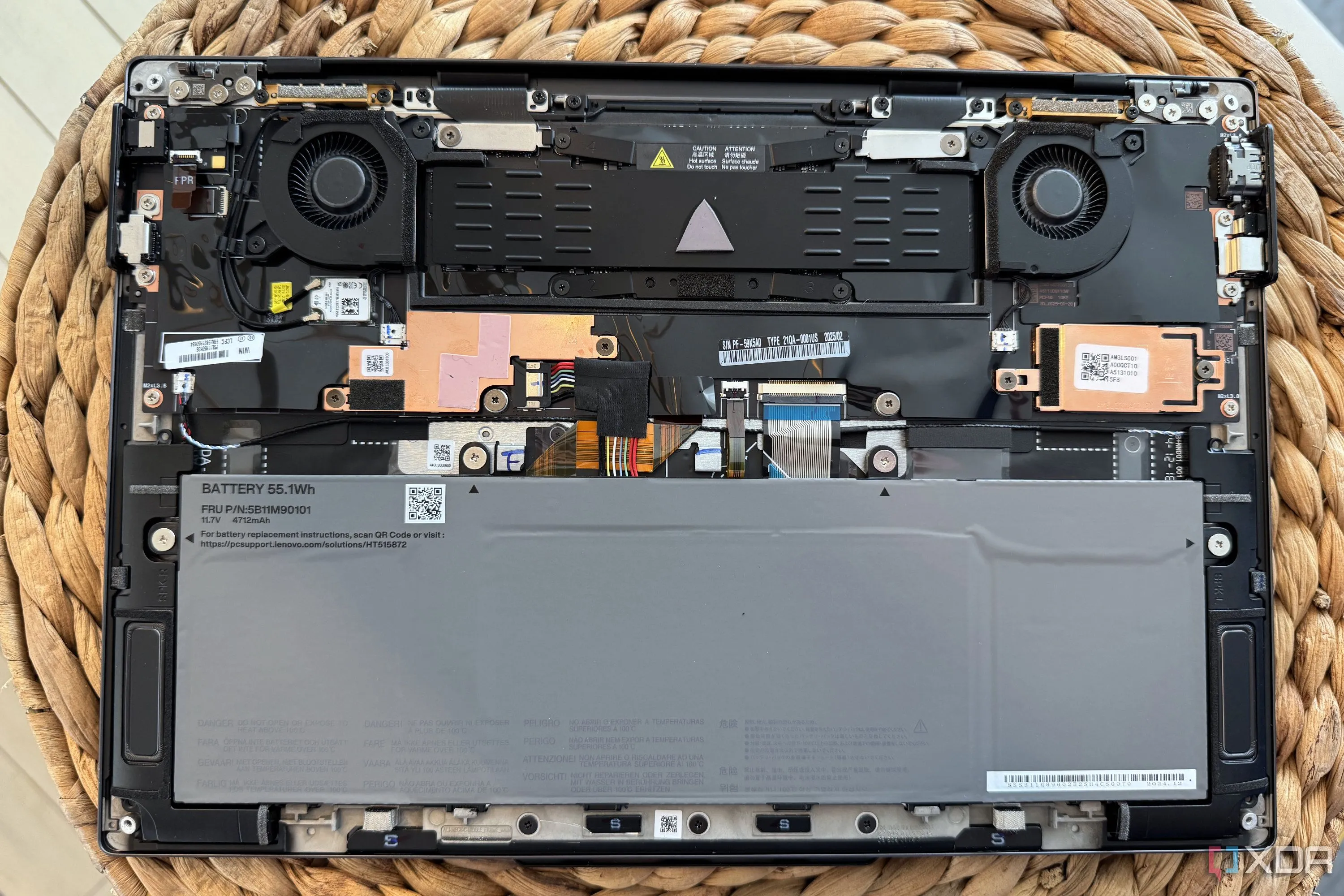 Bên trong laptop Lenovo ThinkPad X9 Aura Edition 14 inch, minh họa các linh kiện và pin