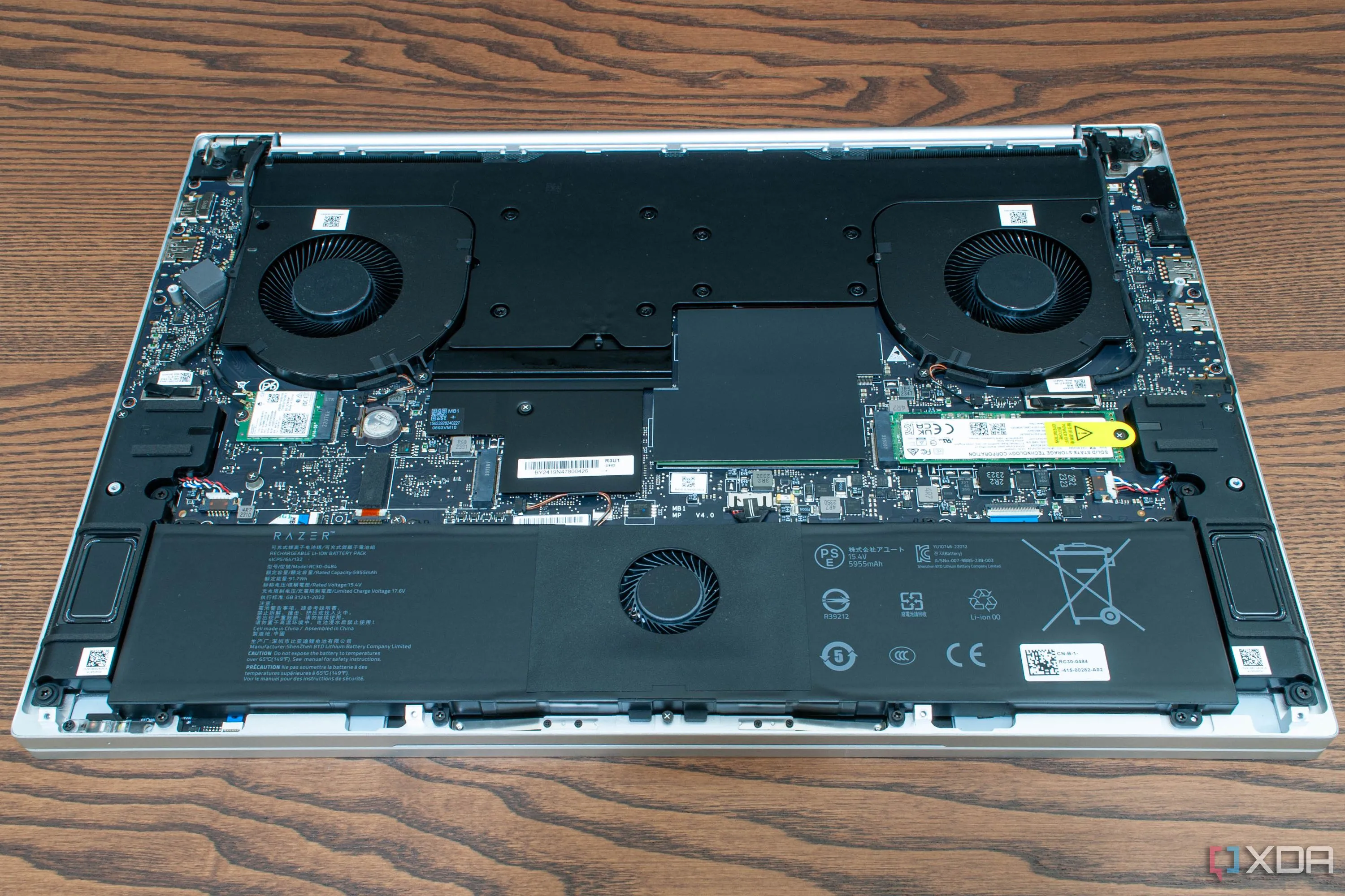 Bên trong laptop Razer Blade 18 với quạt tản nhiệt và heatsink, cho thấy bụi bẩn có thể tích tụ làm giảm hiệu quả tản nhiệt