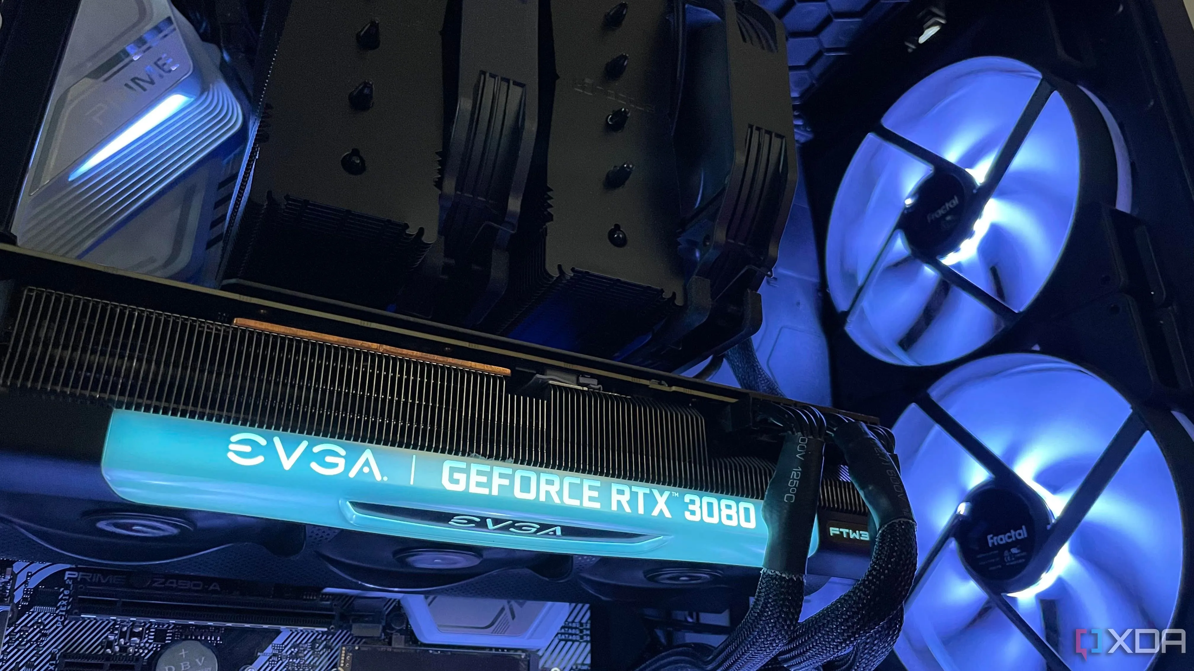 Bên trong thùng máy tính với card đồ họa EVGA RTX 3080, tản nhiệt khí và quạt RGB, minh họa cho card đồ họa đời cũ hiệu năng cao.