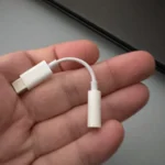 Bộ chuyển đổi Apple USB-C sang 3.5mm trên lòng bàn tay, minh họa kích thước nhỏ gọn và tiện lợi để nâng cấp âm thanh máy tính.