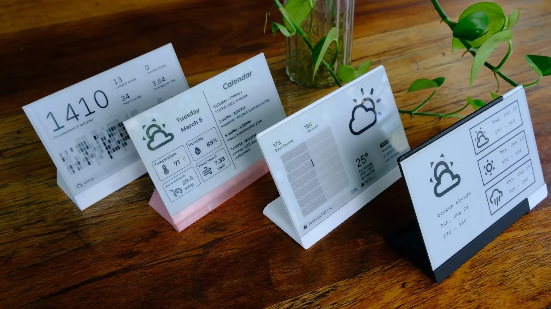 Bộ kit màn hình e-ink TRMNL 7.5 inch của Seeed Studio, với thiết kế gọn gàng và các linh kiện đi kèm cho dự án DIY.