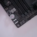 Bo mạch chủ ASUS ROG Crosshair X670E Hero với màn hình hiển thị debug LED