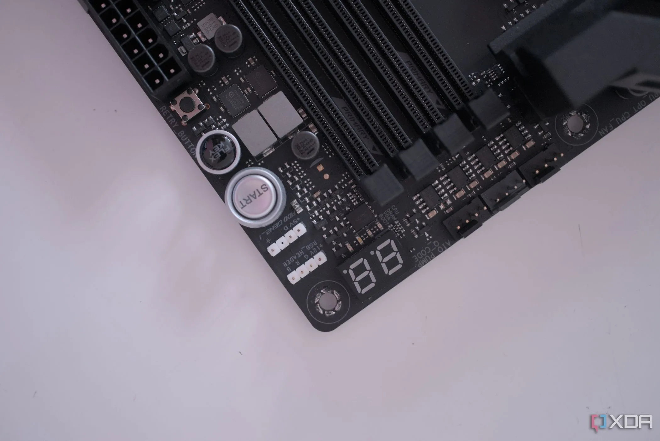 Bo mạch chủ ASUS ROG Crosshair X670E Hero với màn hình hiển thị debug LED
