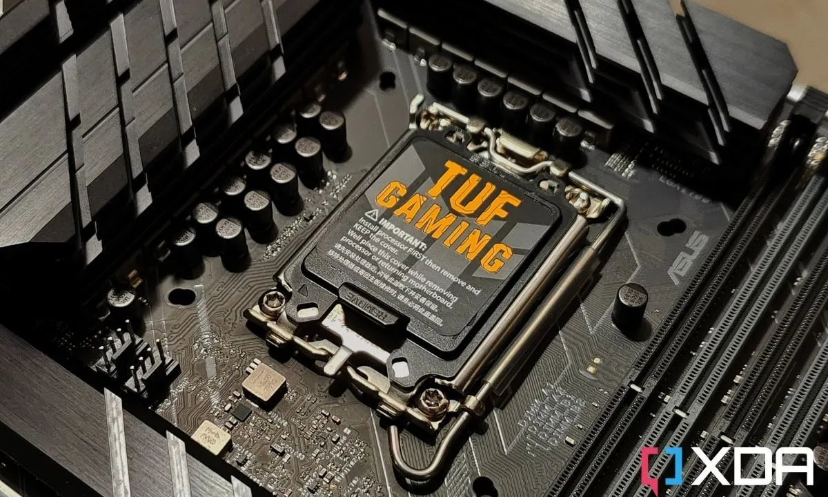 Bo mạch chủ ASUS TUF Gaming Z690-Plus WiFi D4, đại diện cho phân khúc tầm trung, thể hiện các tính năng cần cân nhắc khi chọn mua bo mạch chủ cho PC gaming.