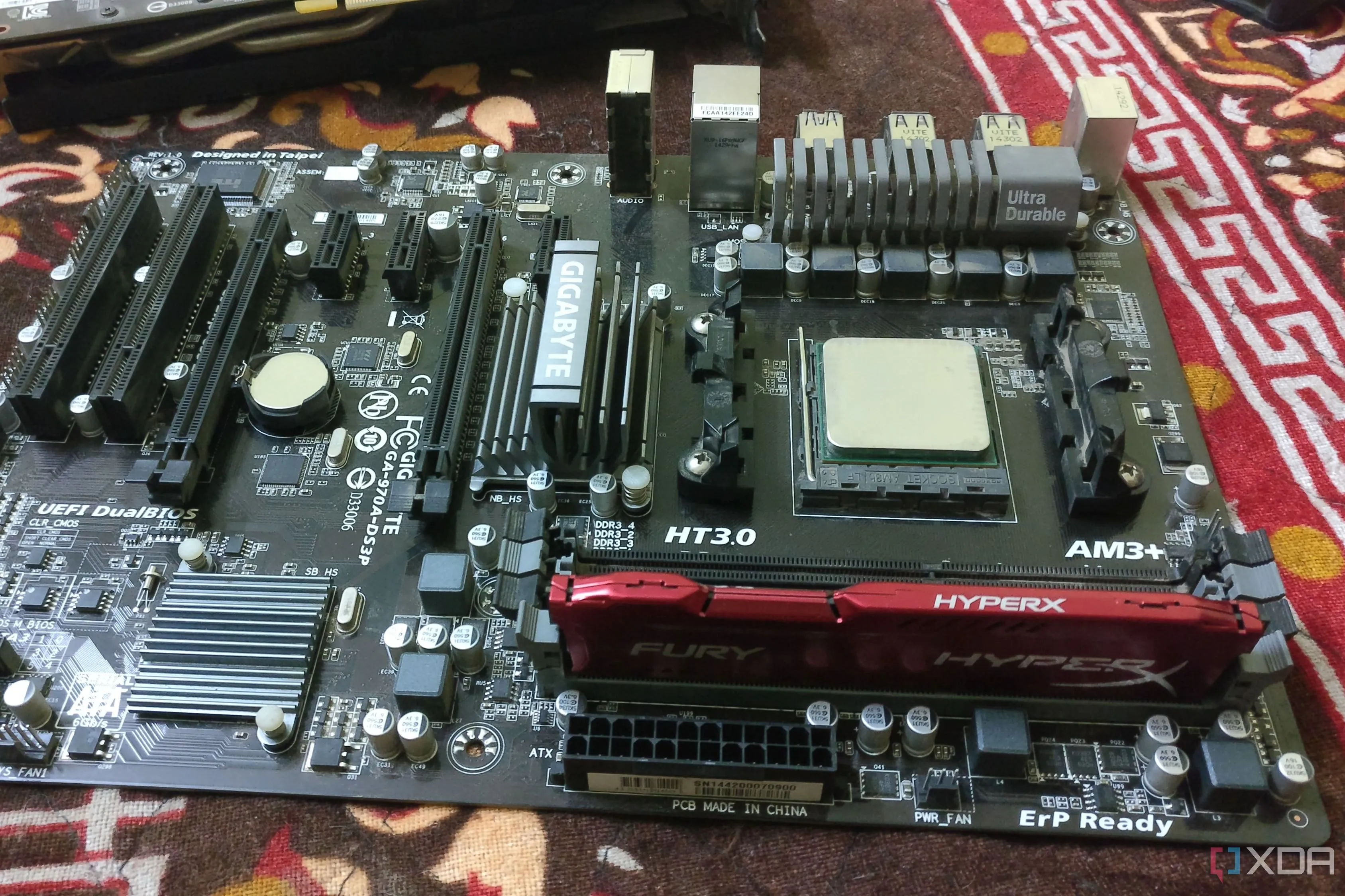 Bo mạch chủ Gigabyte AM3+ với CPU AMD FX-6300 và RAM HyperX