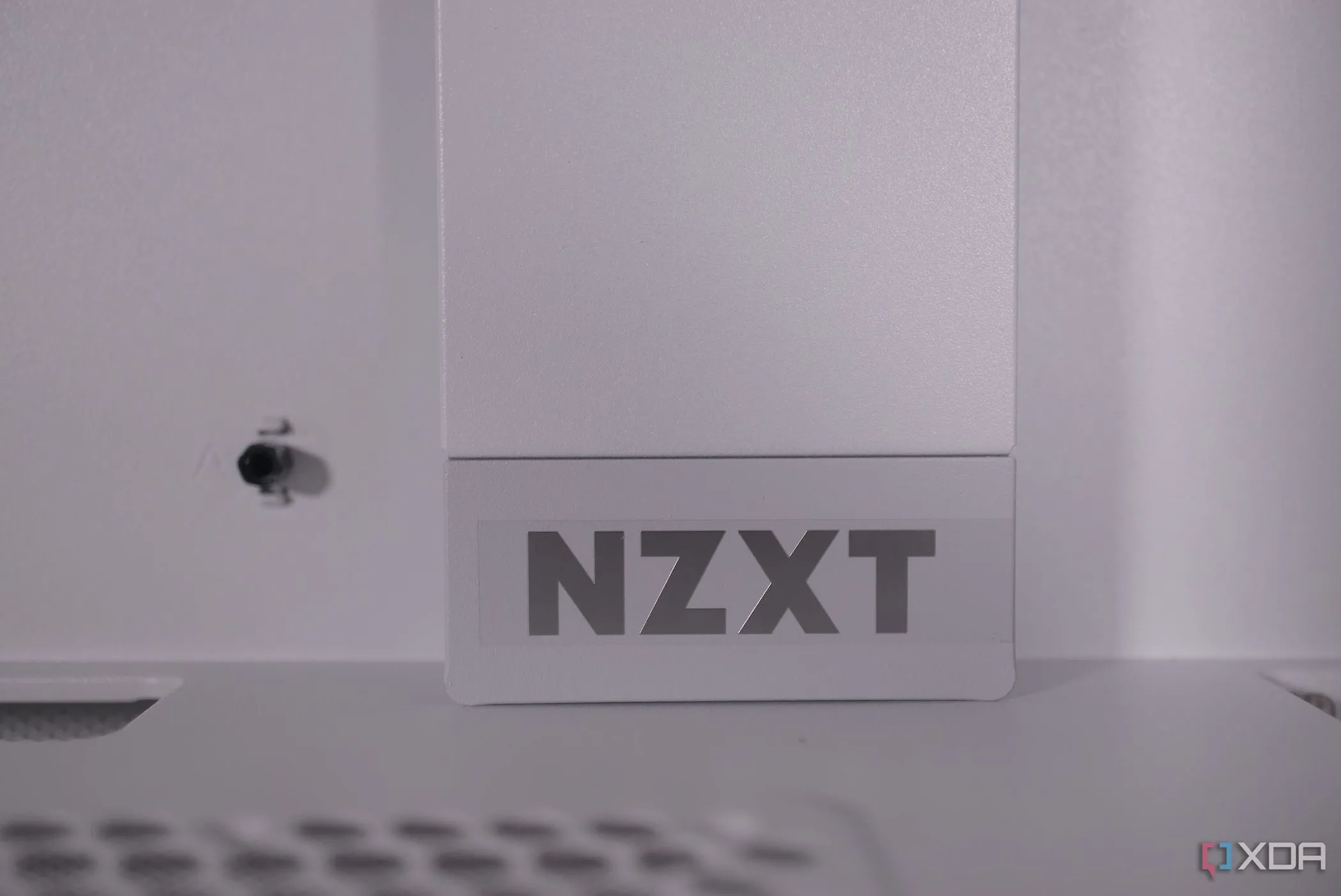Bo mạch chủ và cụm tản nhiệt CPU bên trong thùng máy NZXT H5 Flow RGB, làm nổi bật logo NZXT trên giá đỡ nội bộ.