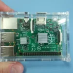 Bo mạch máy tính mini Raspberry Pi B+ đặt trong vỏ nhựa trong suốt, biểu tượng cho giải pháp chơi game retro DIY hiệu quả.