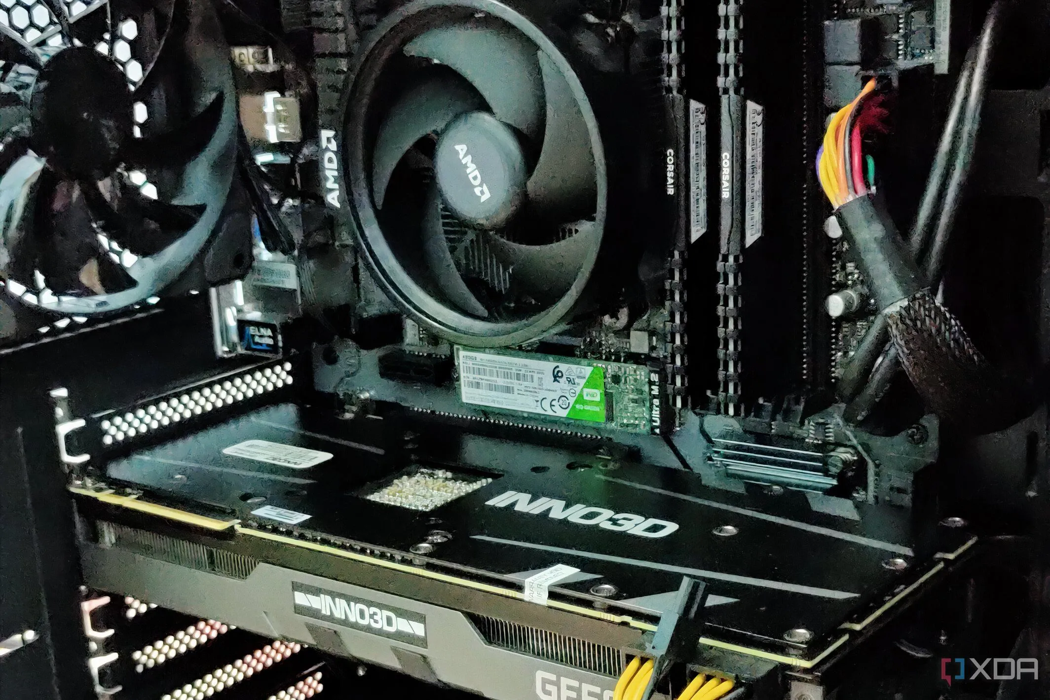 Bộ PC gaming minh họa các linh kiện bên trong, bao gồm card đồ họa, tản nhiệt CPU và ổ SSD, tượng trưng cho tầm quan trọng của việc lựa chọn linh kiện cân bằng.