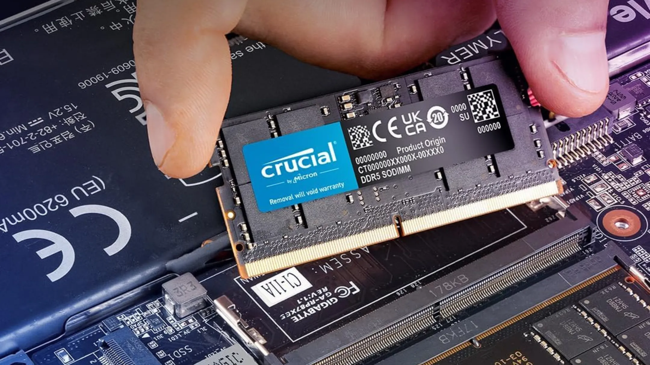 Bộ RAM Crucial DDR5 64GB được lắp đặt trên laptop cho hiệu suất cao