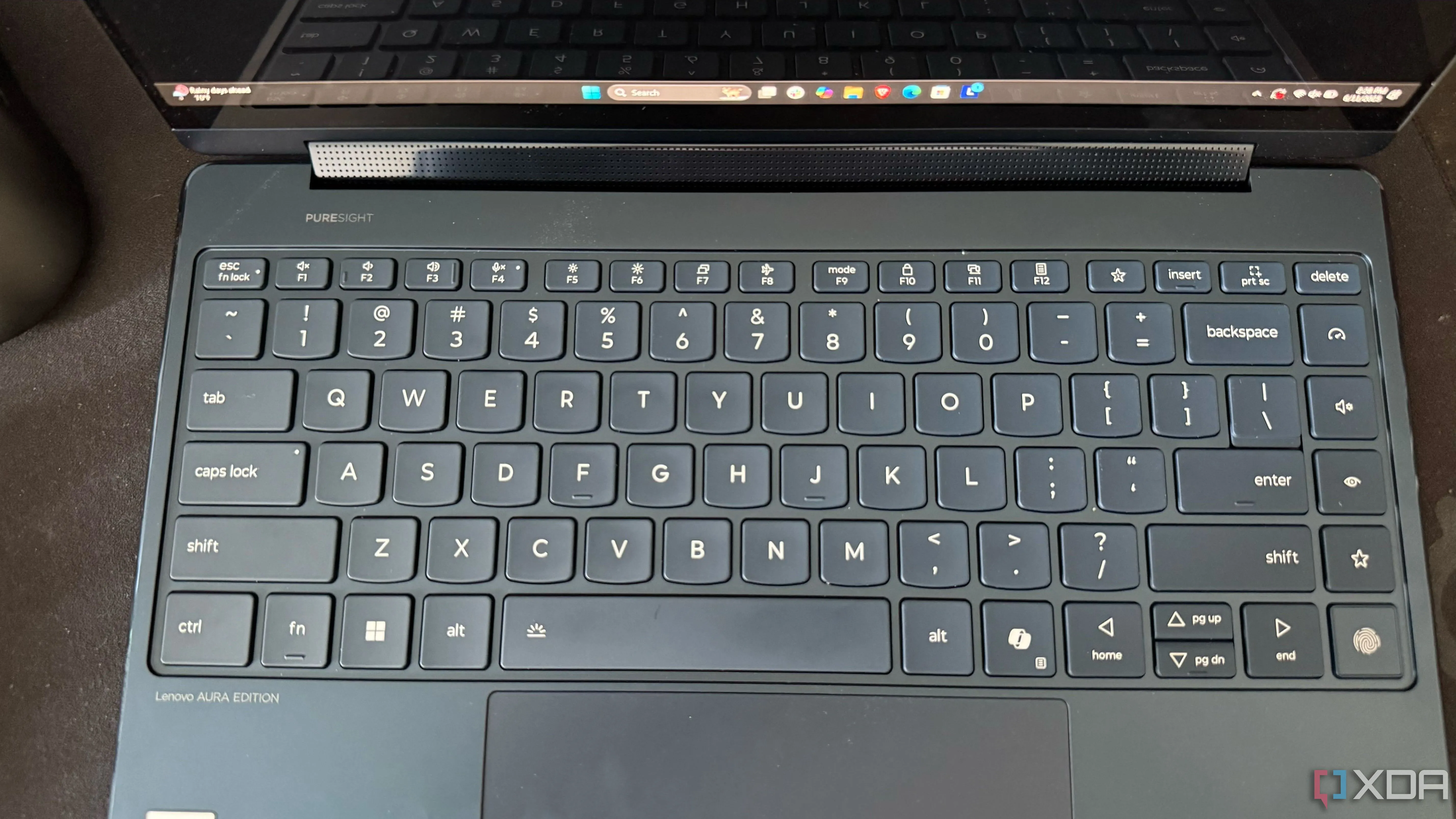 Các cổng kết nối linh hoạt trên Lenovo Yoga 9i (2025) bao gồm Thunderbolt 4