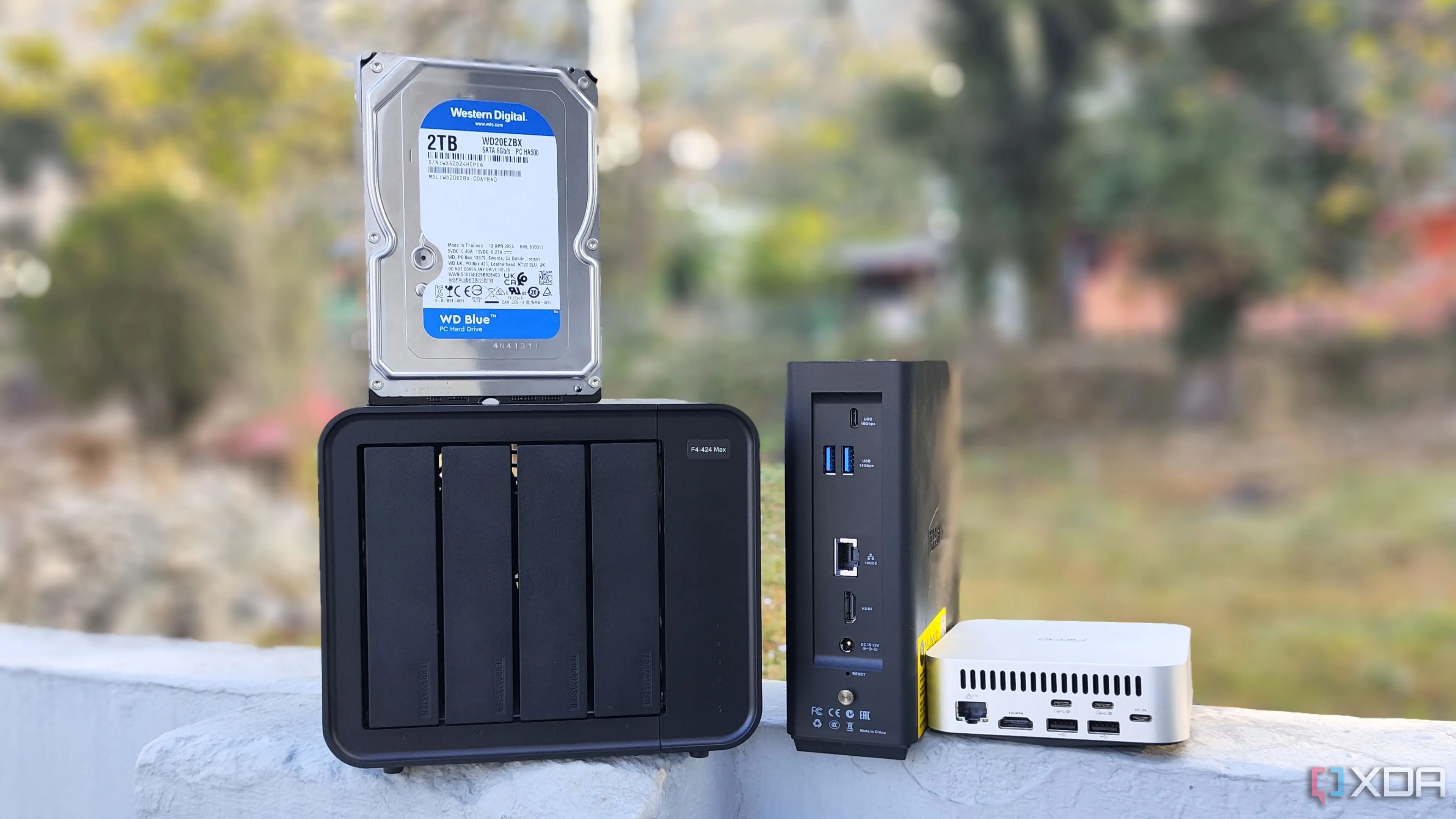 Các thiết bị NAS như TerraMaster F4-424 Max và Aiffro K100, thể hiện sự đa dạng của các công cụ bảo mật tích hợp