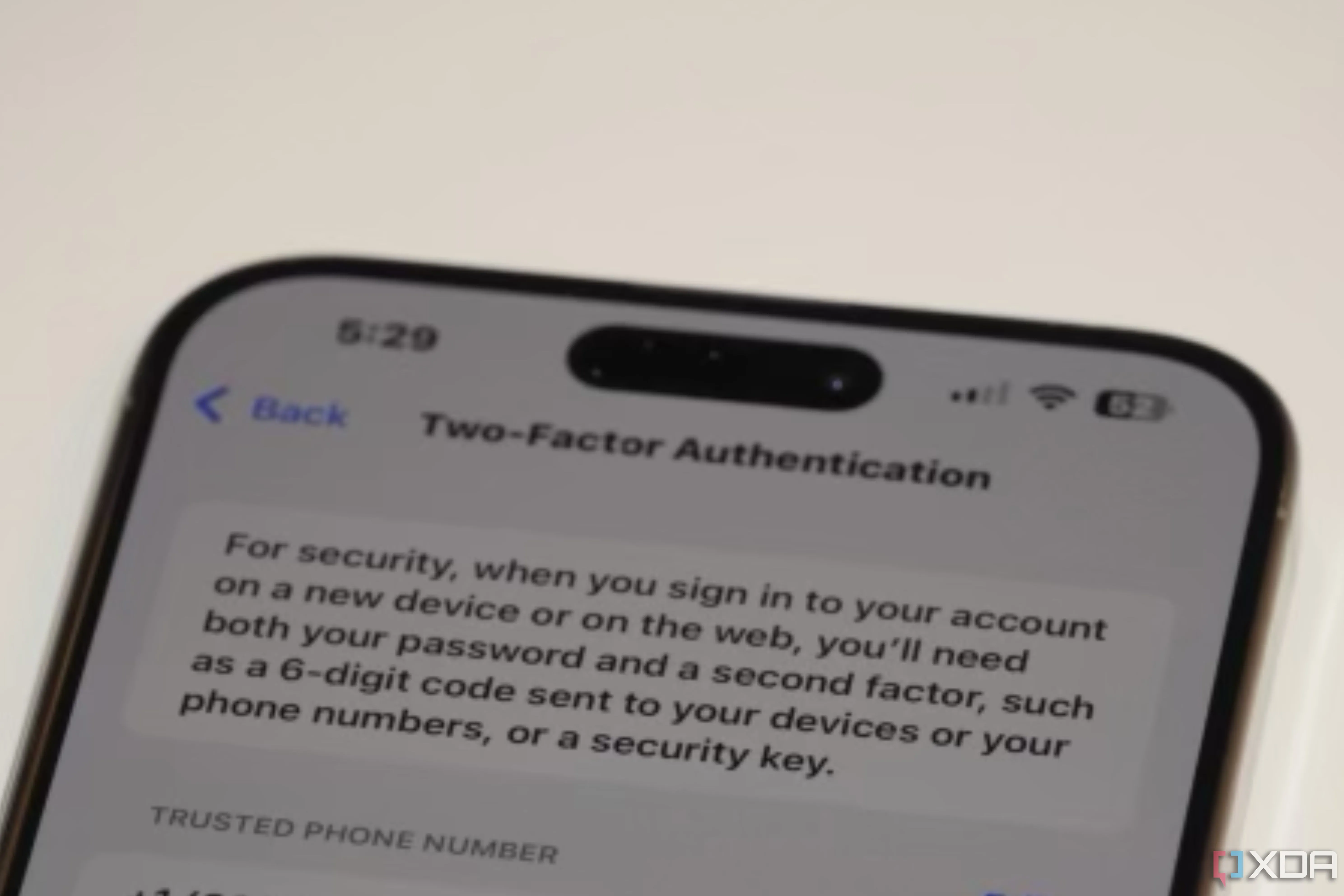 Cài đặt xác thực hai yếu tố (2FA) cho Apple ID trên iPhone, minh họa tầm quan trọng của việc bổ sung lớp bảo mật