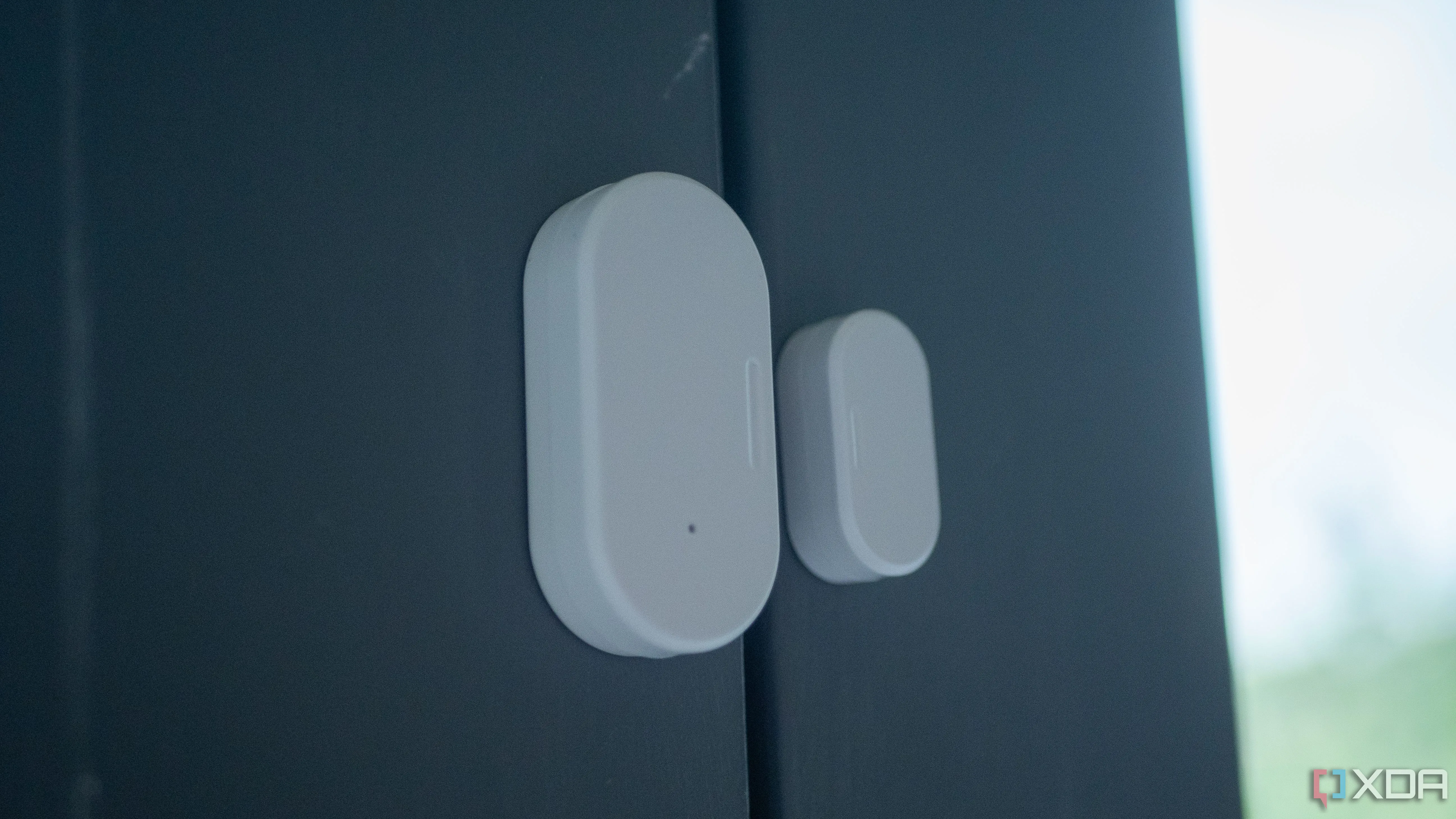 Cảm biến cửa Zigbee được gắn trên một cửa ban công để tự động hóa nhà thông minh