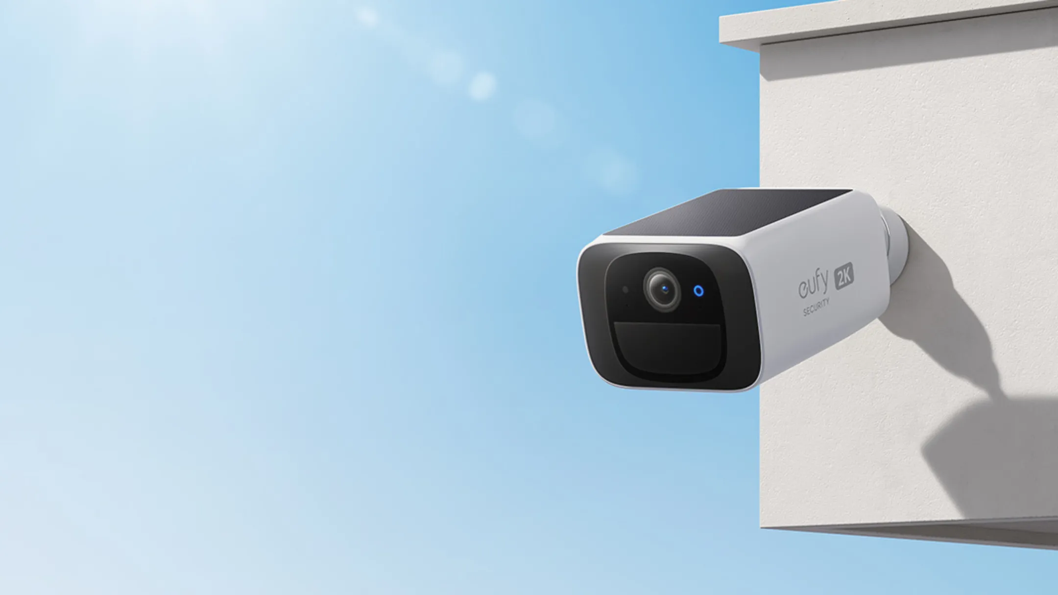Camera an ninh Eufy SoloCam S220 được lắp đặt trên tường nhà, thể hiện khả năng giám sát ngoài trời tiện lợi và không dây
