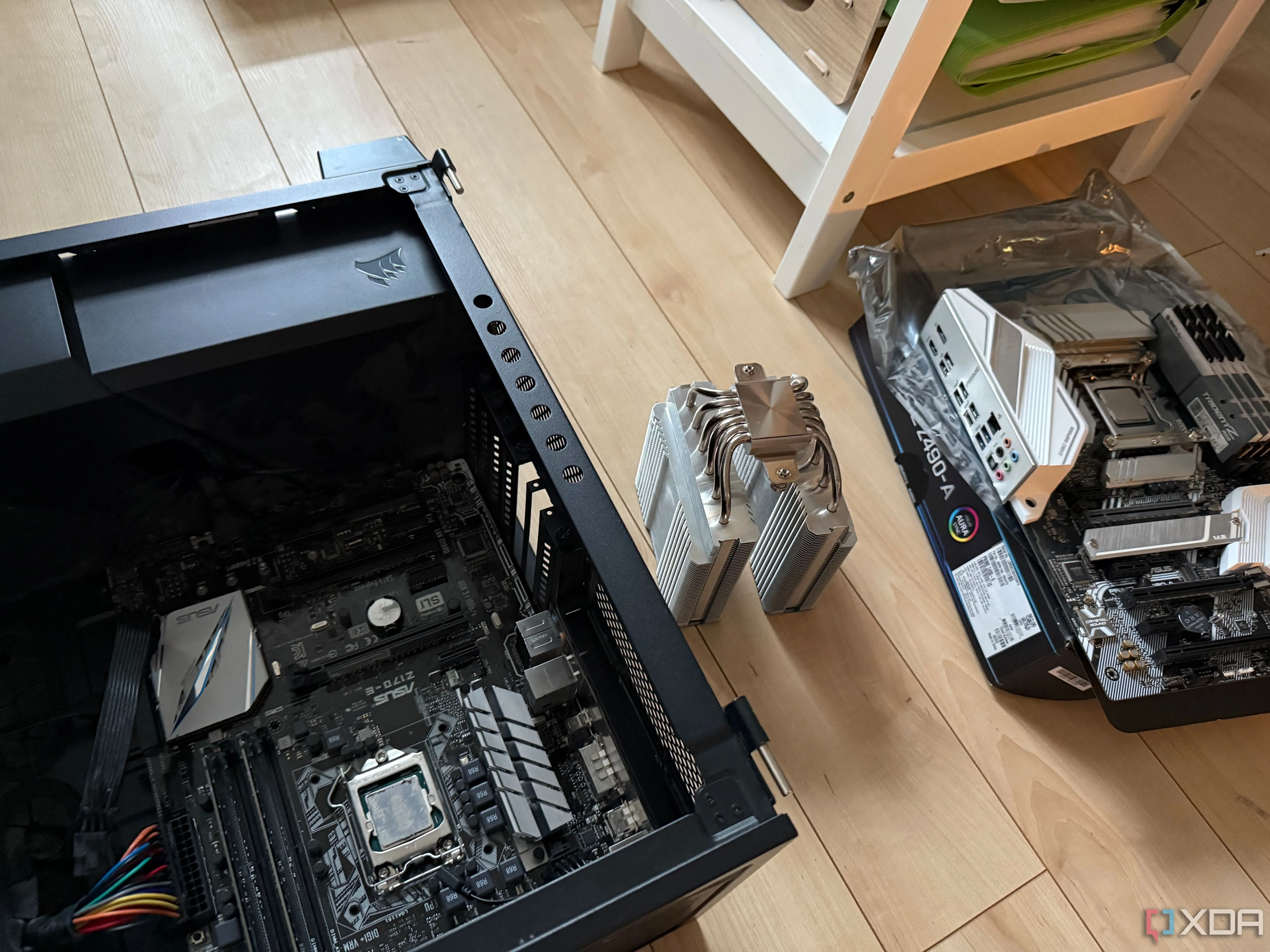 Cận cảnh bo mạch chủ và tản nhiệt CPU, thể hiện linh kiện phần cứng máy tính và khả năng tối ưu hiệu suất của hệ điều hành Linux trên cấu hình cũ