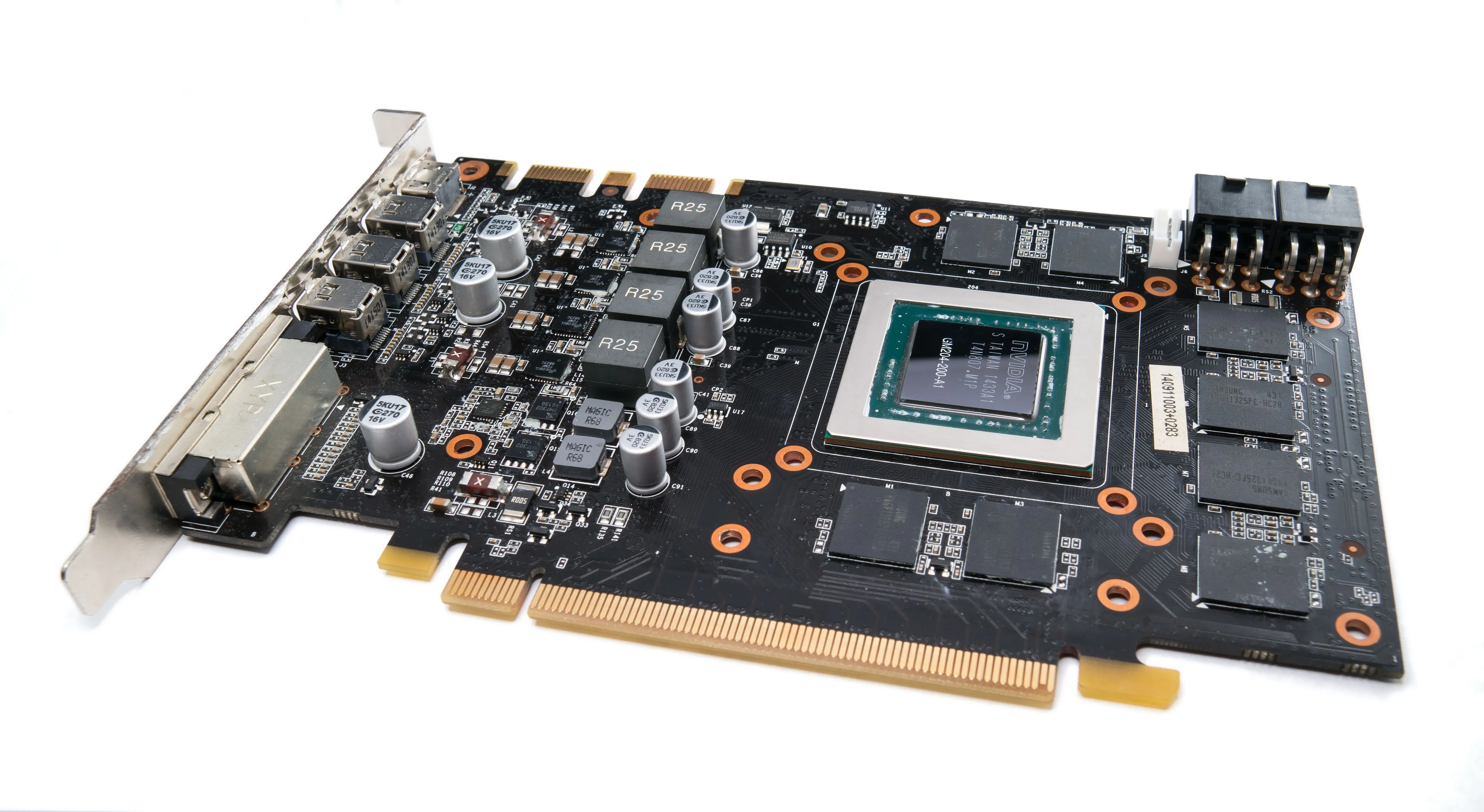 Cận cảnh bo mạch đồ họa Nvidia GeForce GTX 970 cho thấy các mô-đun VRAM bị phân vùng.