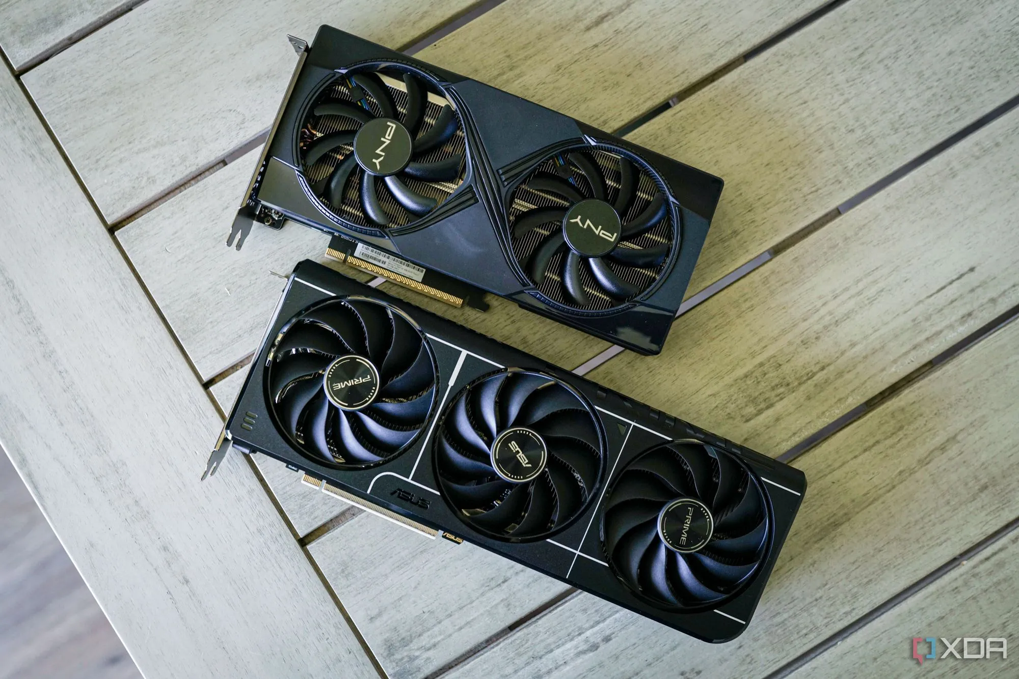 Cận cảnh card đồ họa Gigabyte GeForce RTX 50 Series với hệ thống tản nhiệt lớn và các cổng kết nối