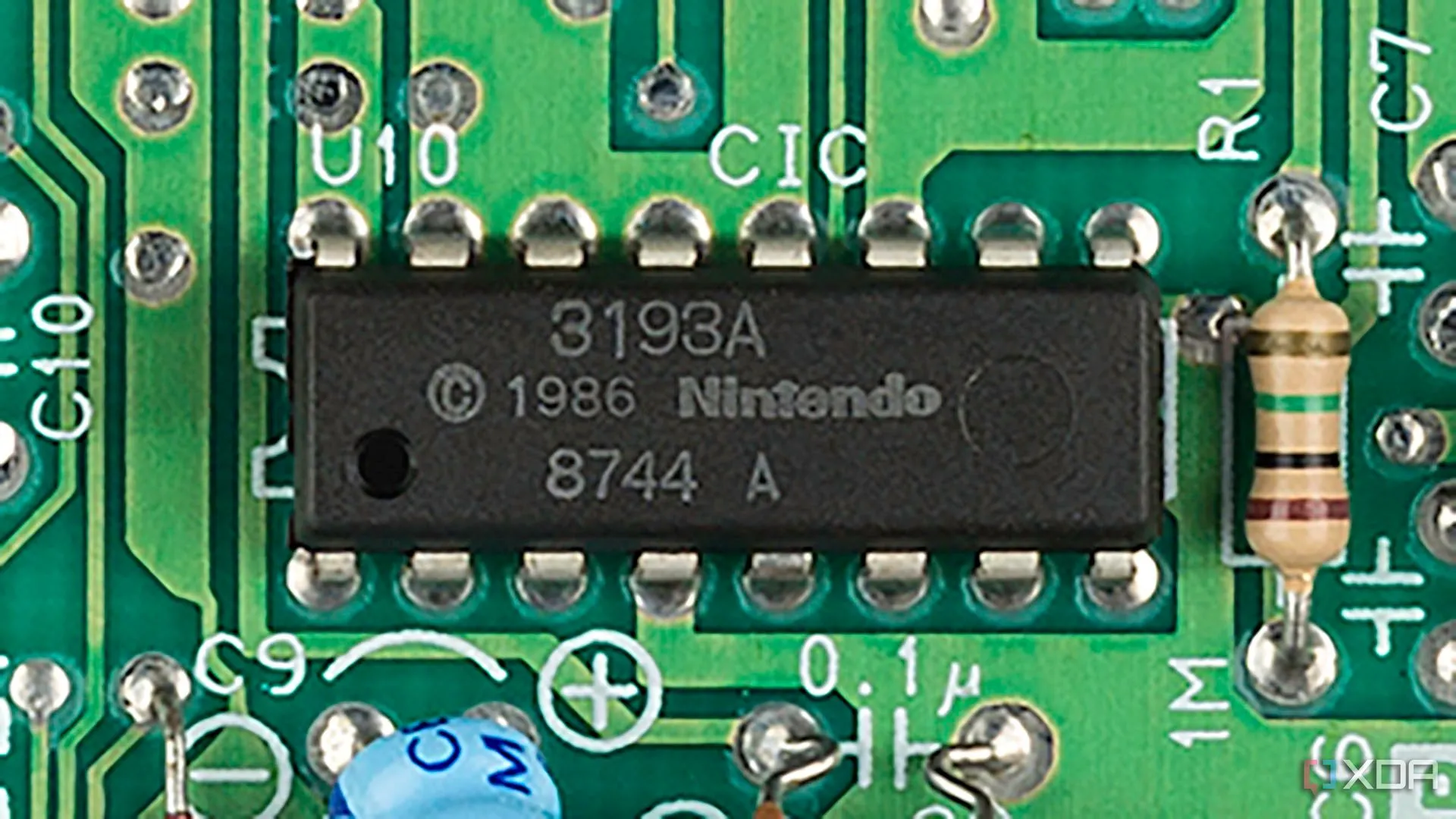 Cận cảnh chip khóa CIC trên bo mạch Nintendo NES Mk1, thành phần bảo vệ bản quyền của Nintendo