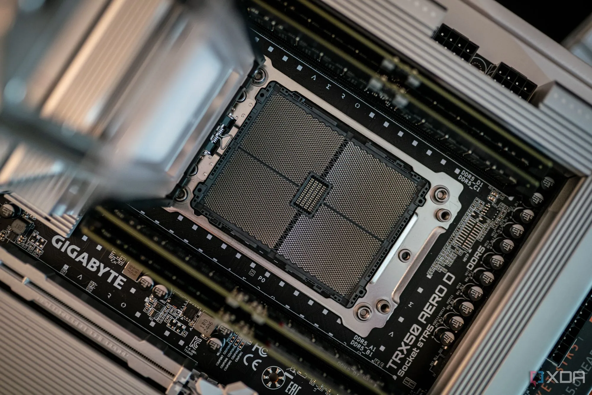 Cận cảnh CPU AMD Threadripper 9000 Series trên bo mạch chủ, minh họa kiến trúc Zen 5 và khả năng hỗ trợ AVX-512 trong các tác vụ máy trạm.