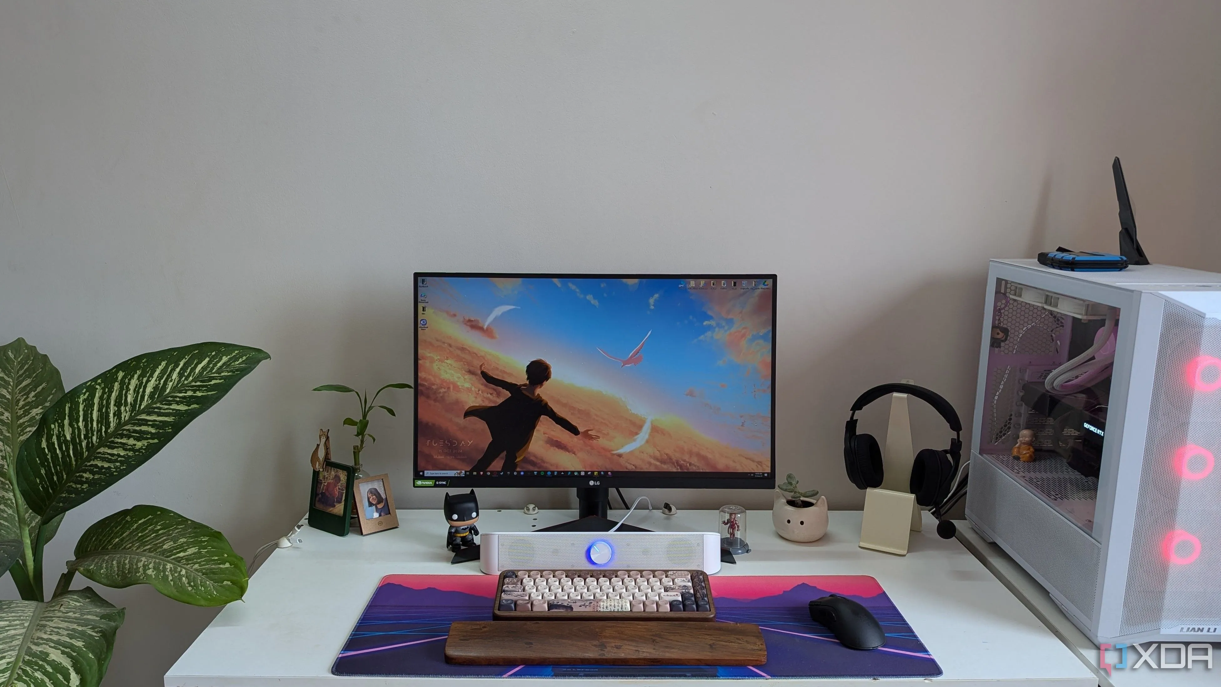 Cận cảnh góc setup PC với soundbar máy tính gọn gàng dưới màn hình và các phụ kiện công nghệ