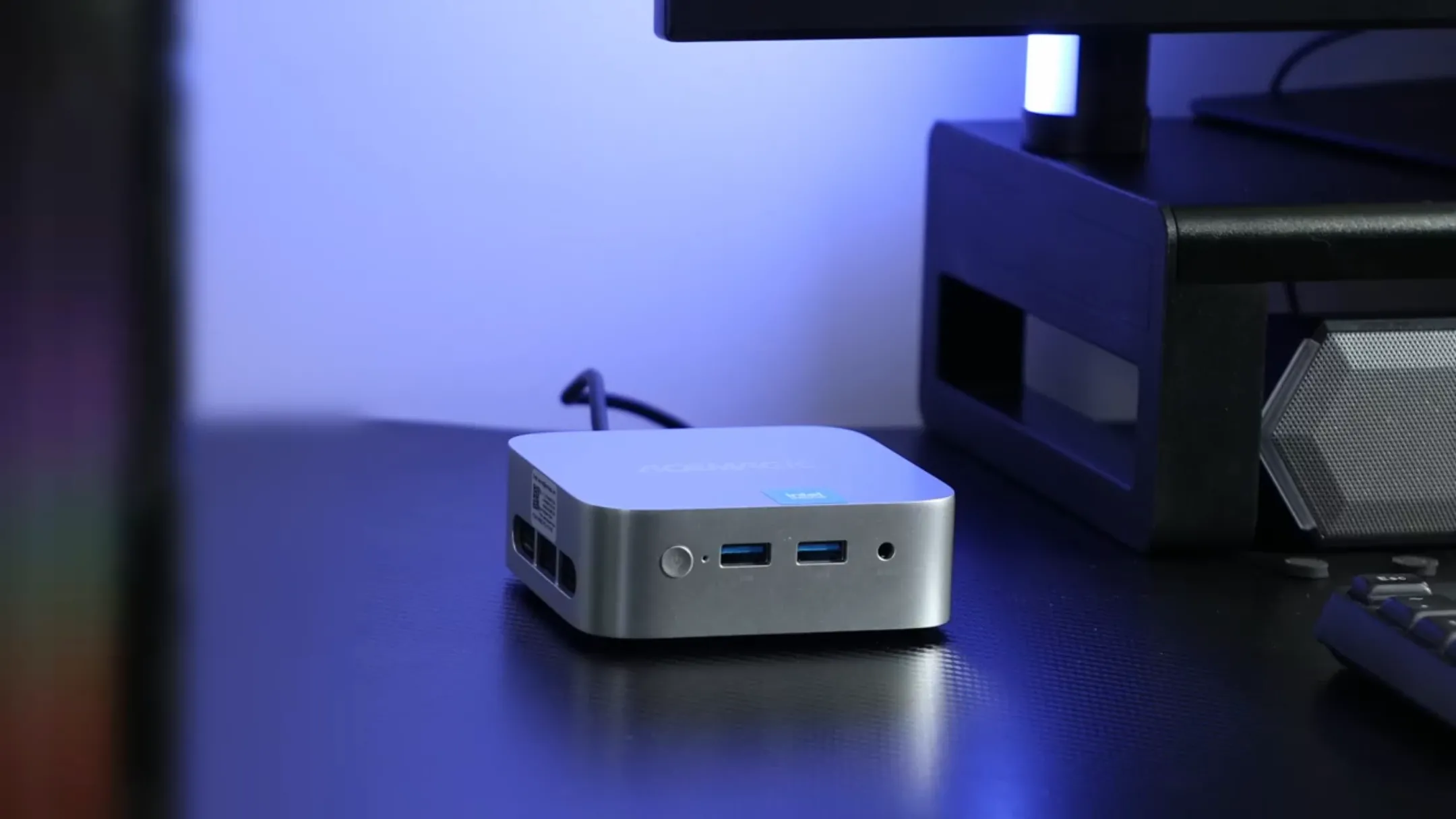 Cận cảnh Mini PC ACEMAGIC V1 với các cổng kết nối đa dạng và logo thương hiệu.