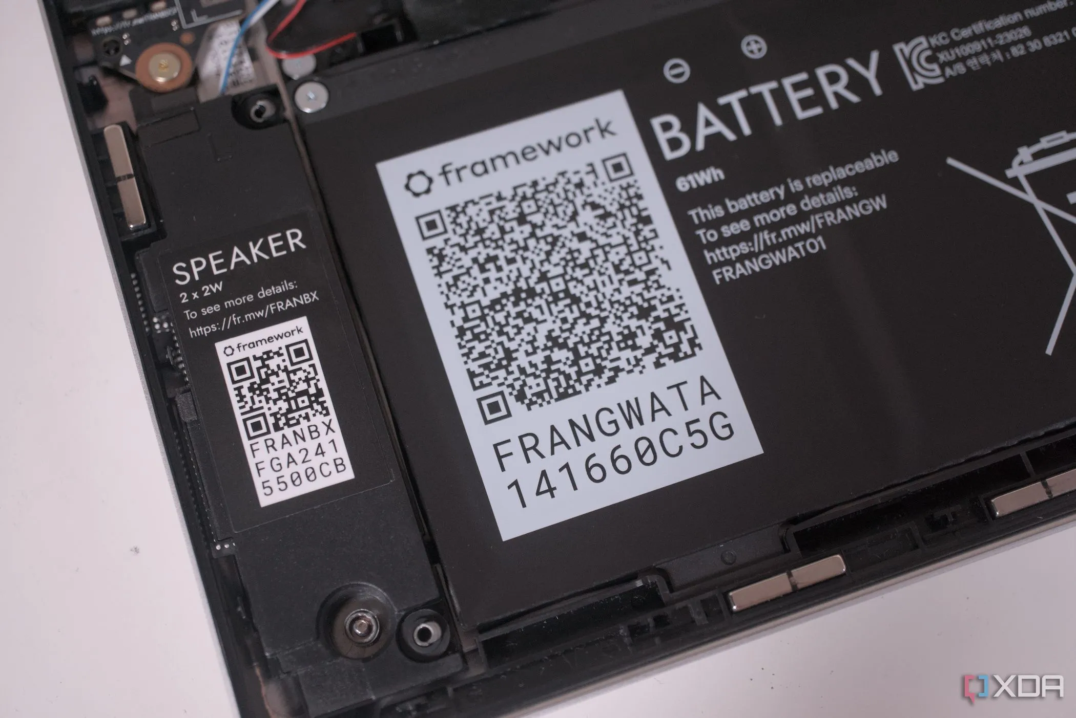Cận cảnh pin laptop Framework Laptop 13 AMD, minh họa một trong những linh kiện có thể gây ra hiện tượng laptop bị nóng nếu bị lỗi