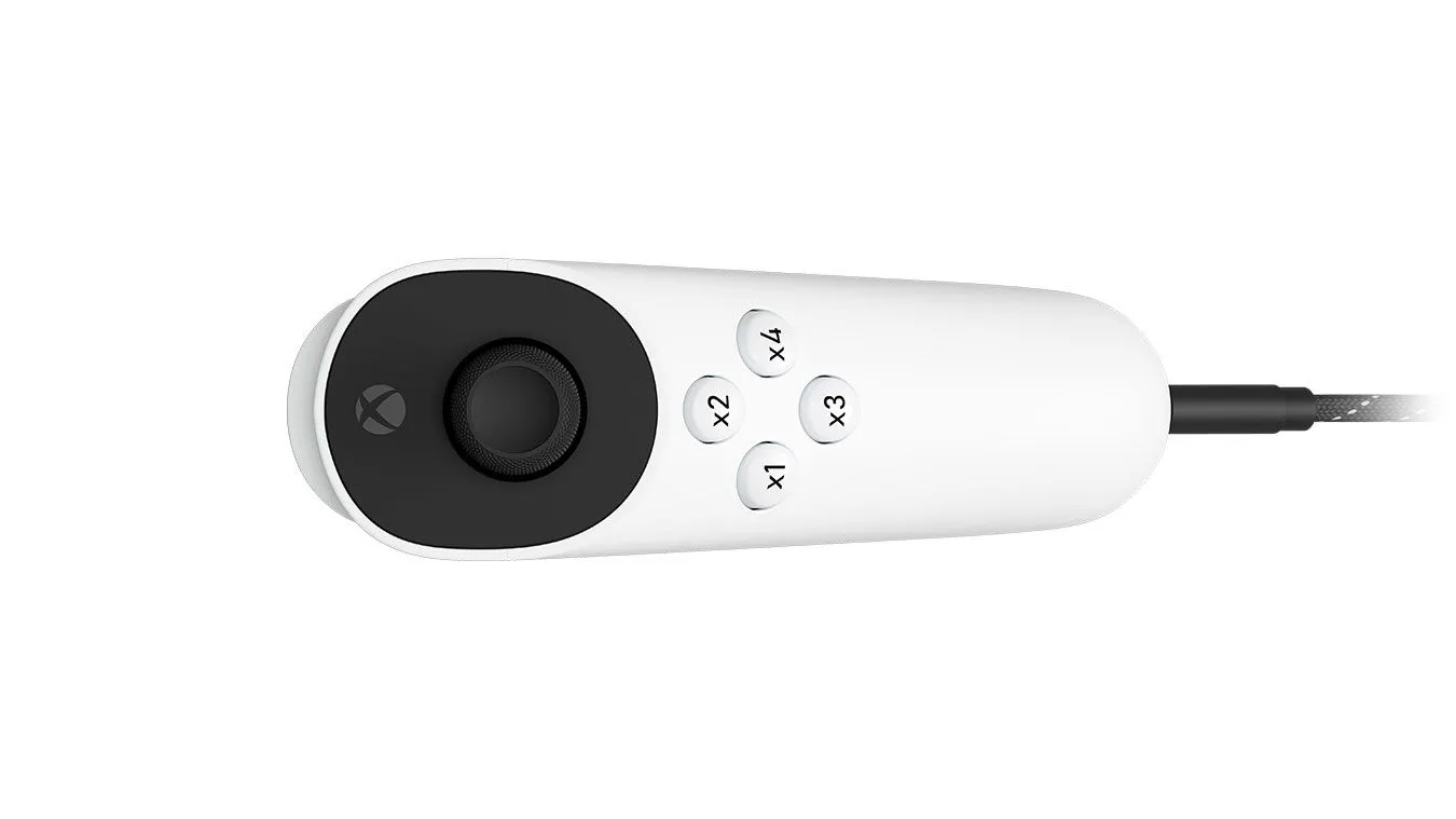 Cận cảnh tay cầm chơi game Xbox Adaptive Joystick với các nút điều khiển và cần gạt