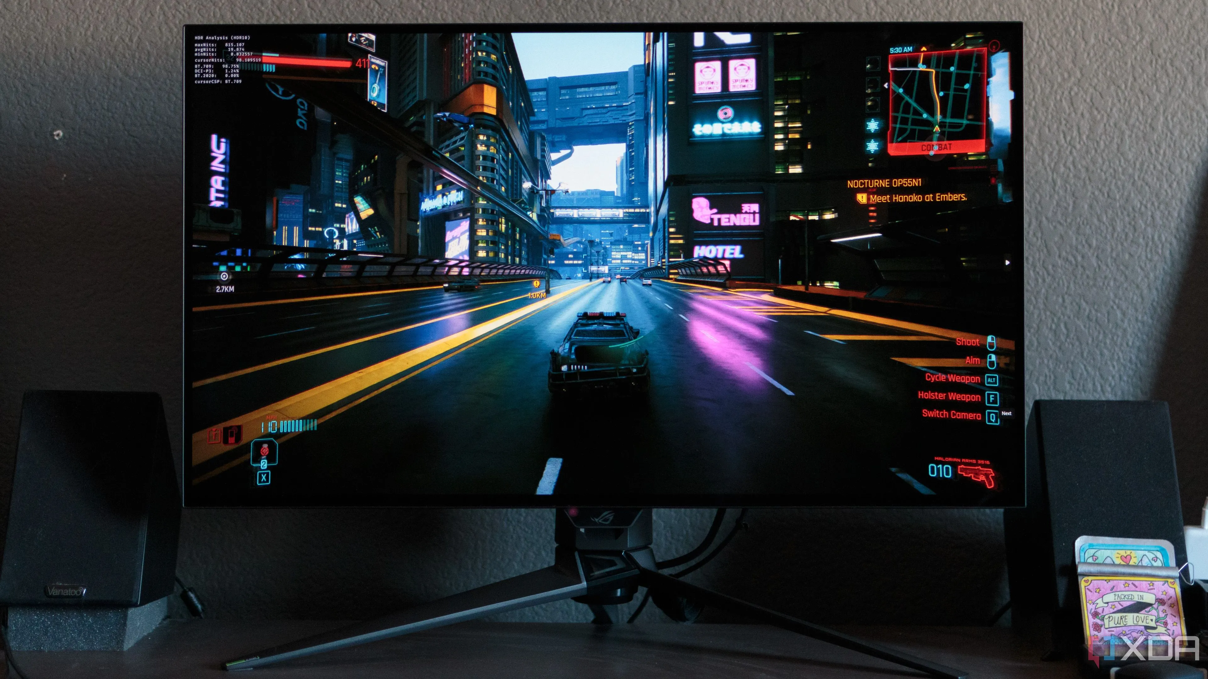 Cảnh game đua xe sống động trên màn hình ASUS ROG PG32UCDP, minh họa tác động của tốc độ RAM ở các độ phân giải khác nhau khi chơi game.