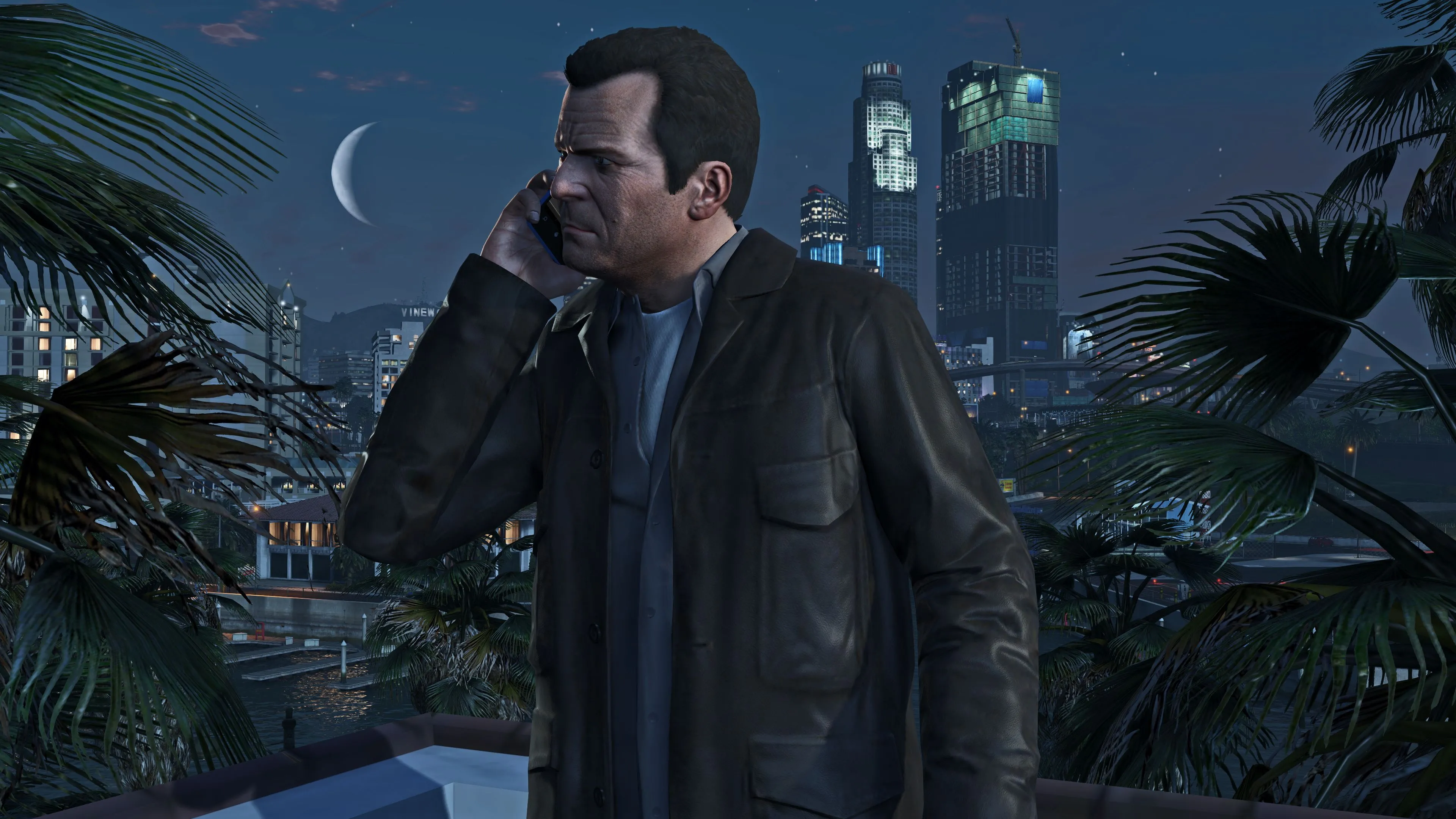 Cảnh người đàn ông nghe điện thoại trong game Grand Theft Auto V, minh họa sự phức tạp và tốn kém trong phát triển game AAA.
