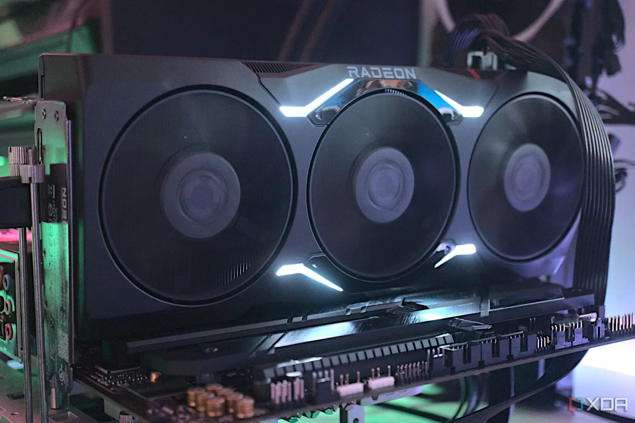 Card đồ họa AMD Radeon RX 7900 XTX, đại diện cho kiến trúc RDNA 3, đang được sử dụng để kiểm tra khả năng chạy FSR 4 không chính thức.