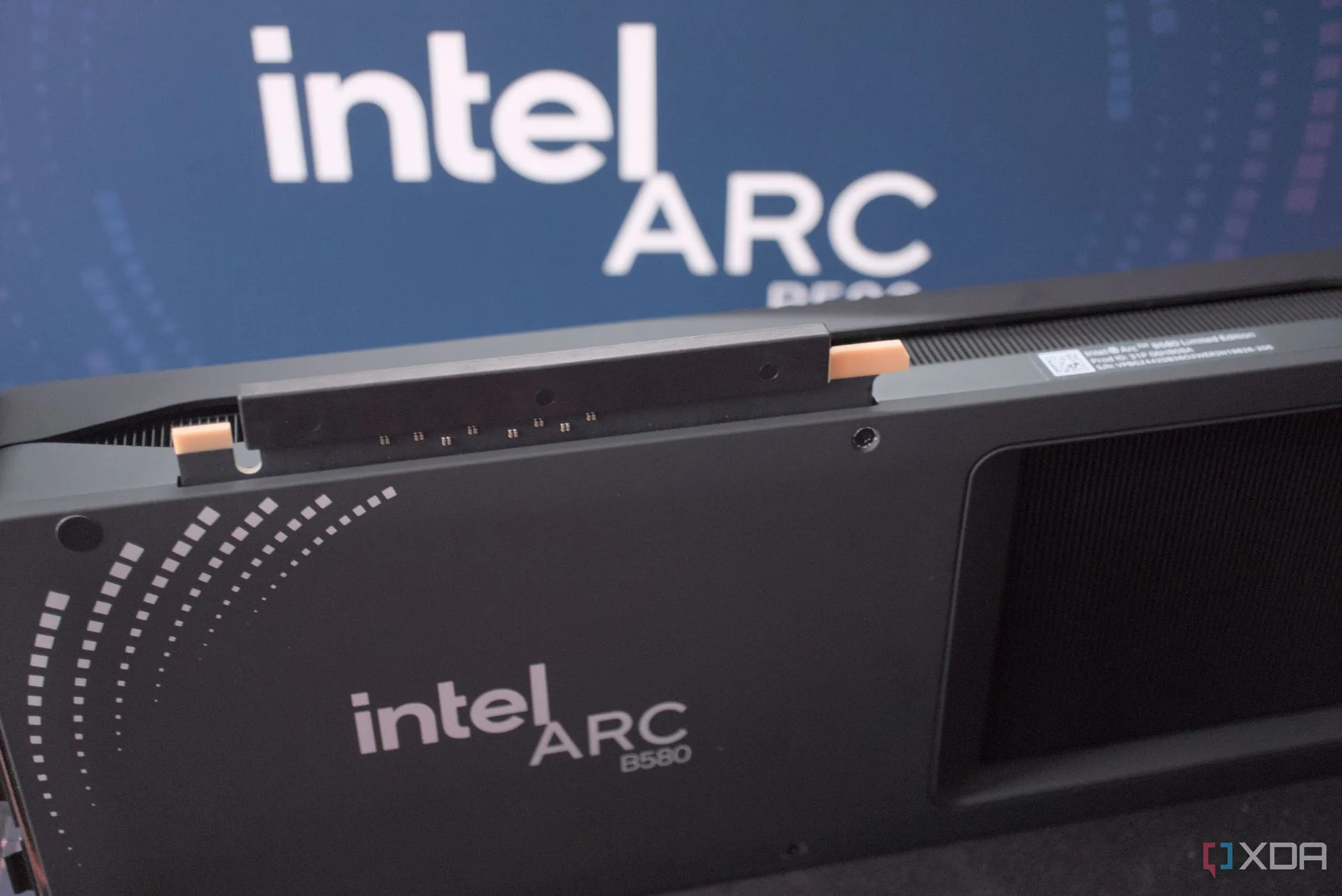Card đồ họa Intel Arc B580 với quạt tản nhiệt kép và logo Arc