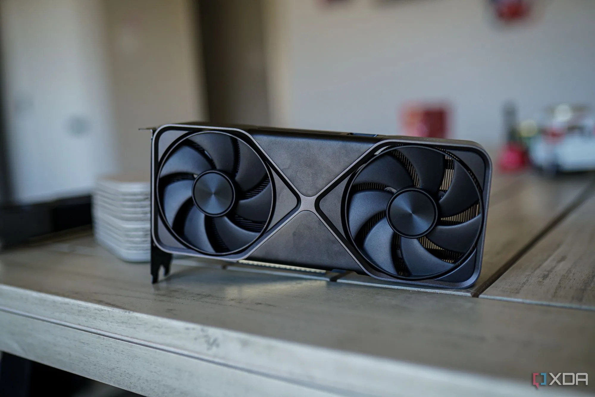 Card đồ họa Nvidia GeForce RTX 5070 với quạt tản nhiệt, minh họa dòng GPU tương thích với Project G-Assist.