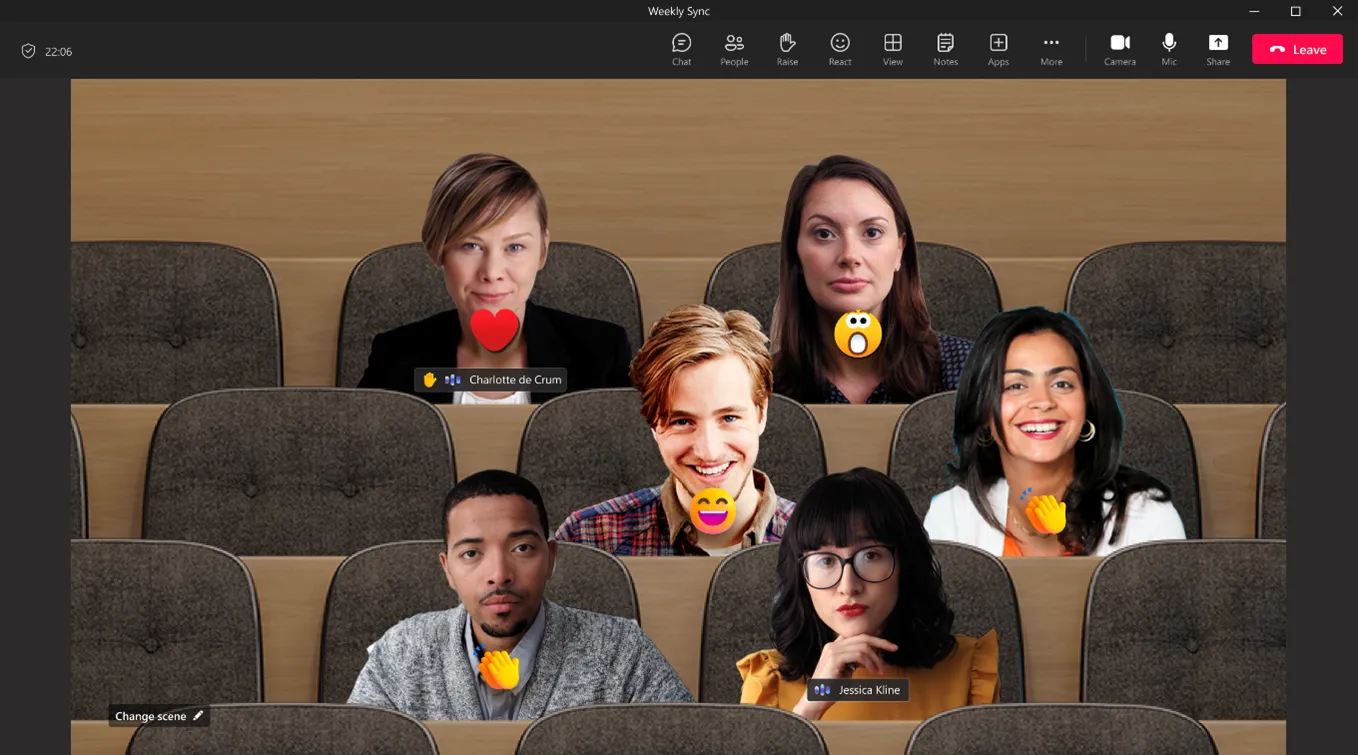 Chế độ Together Mode trong Microsoft Teams với các biểu tượng cảm xúc và tên người tham gia, mang lại trải nghiệm họp trực tuyến gắn kết.
