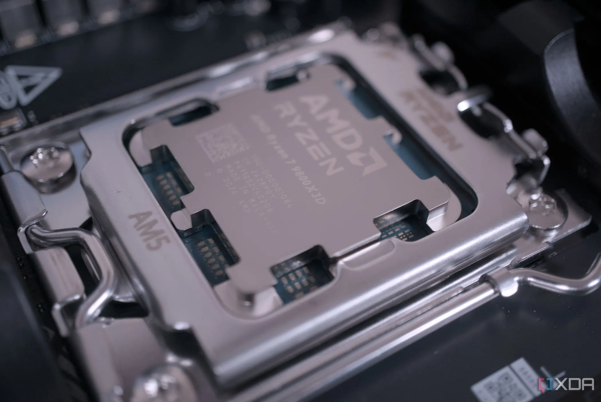 Chip AMD Ryzen 7 9800X3D, bộ vi xử lý hàng đầu cho game thủ hiện nay.