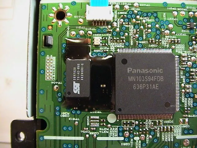 Chip firmware ổ đĩa DVD của Xbox 360 được phủ một lớp nhựa thông dày đặc để chống lại các cuộc tấn công hack