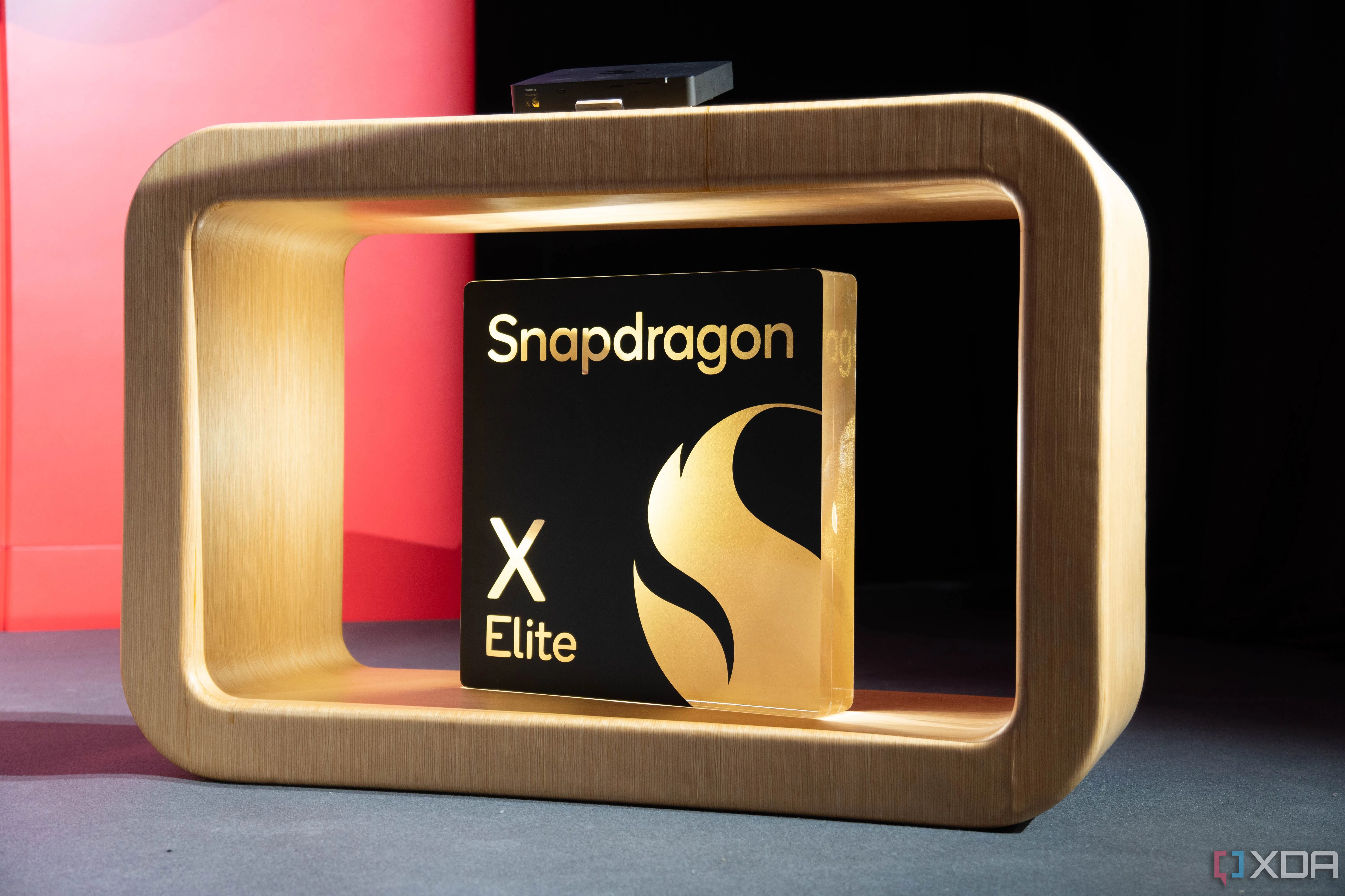 Chip Qualcomm Snapdragon X Elite, biểu tượng cho sức mạnh xử lý ARM và khả năng tương thích với Ubuntu 25.04.