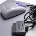 Chuột và tấm lót điều khiển SNES chuyên dụng cho game "Mario Paint", phụ kiện độc đáo của Nintendo.