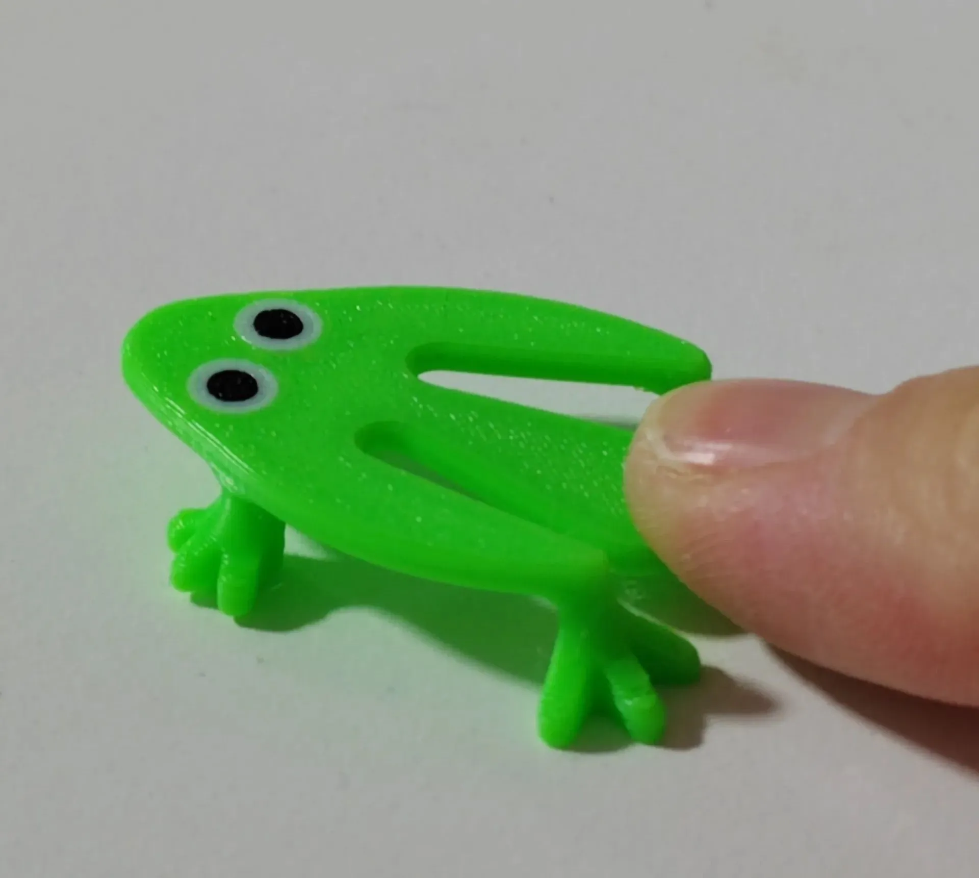 Con ếch đồ chơi in 3D có lò xo, sẵn sàng nhảy lên khi được ấn xuống