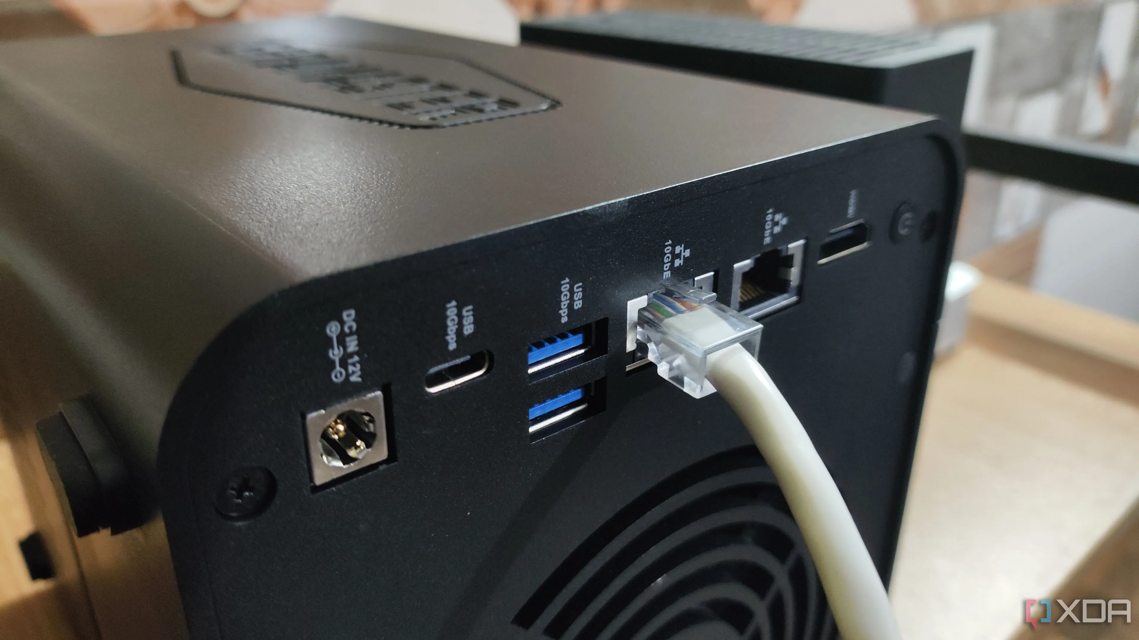 Cổng kết nối 10GbE trên NAS TerraMaster F4-424 Pro, minh họa tầm quan trọng của tốc độ cao cho NAS doanh nghiệp.