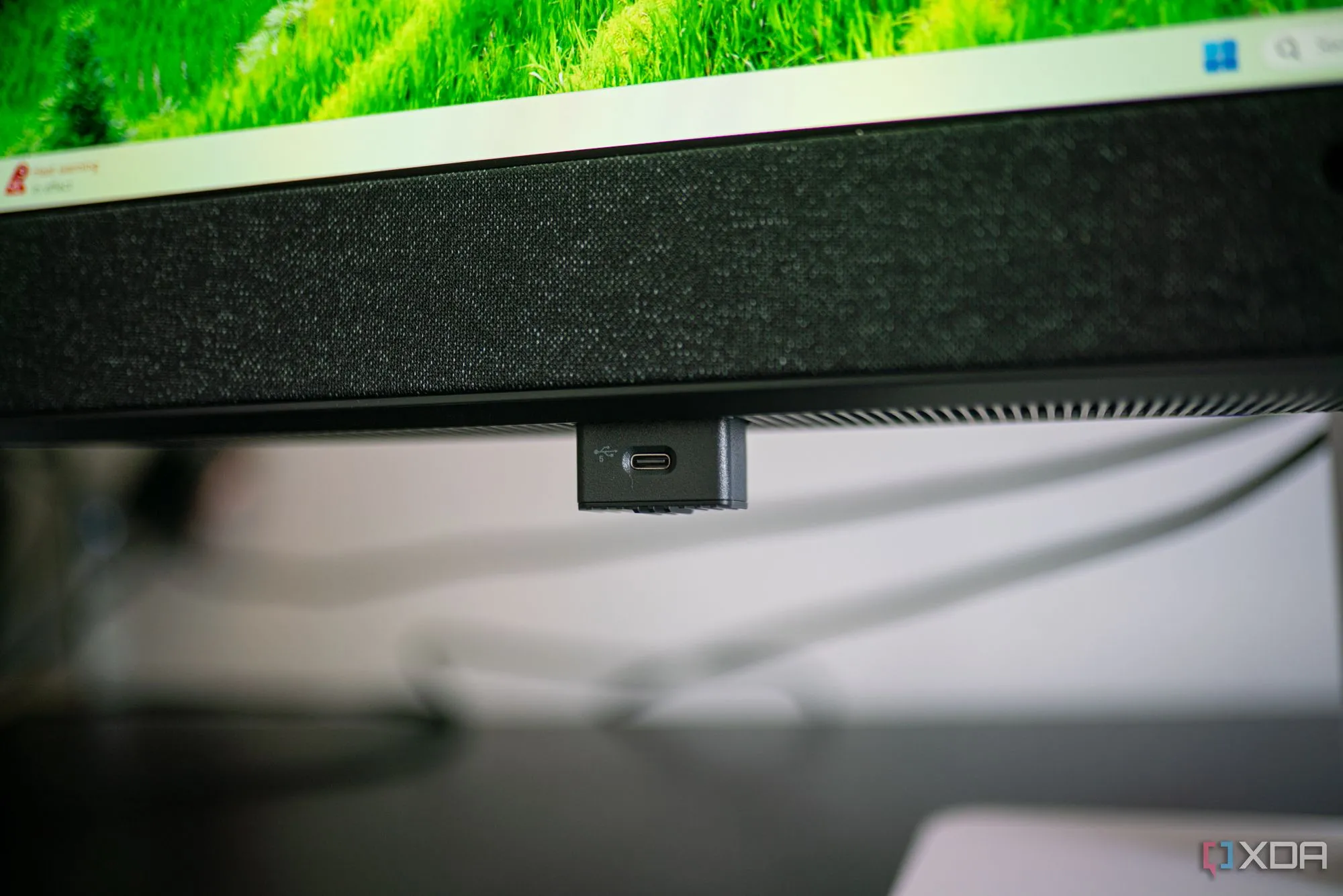 Cổng kết nối phía sau và thiết kế chân đế của màn hình Dell 32 Plus 4K QD-OLED