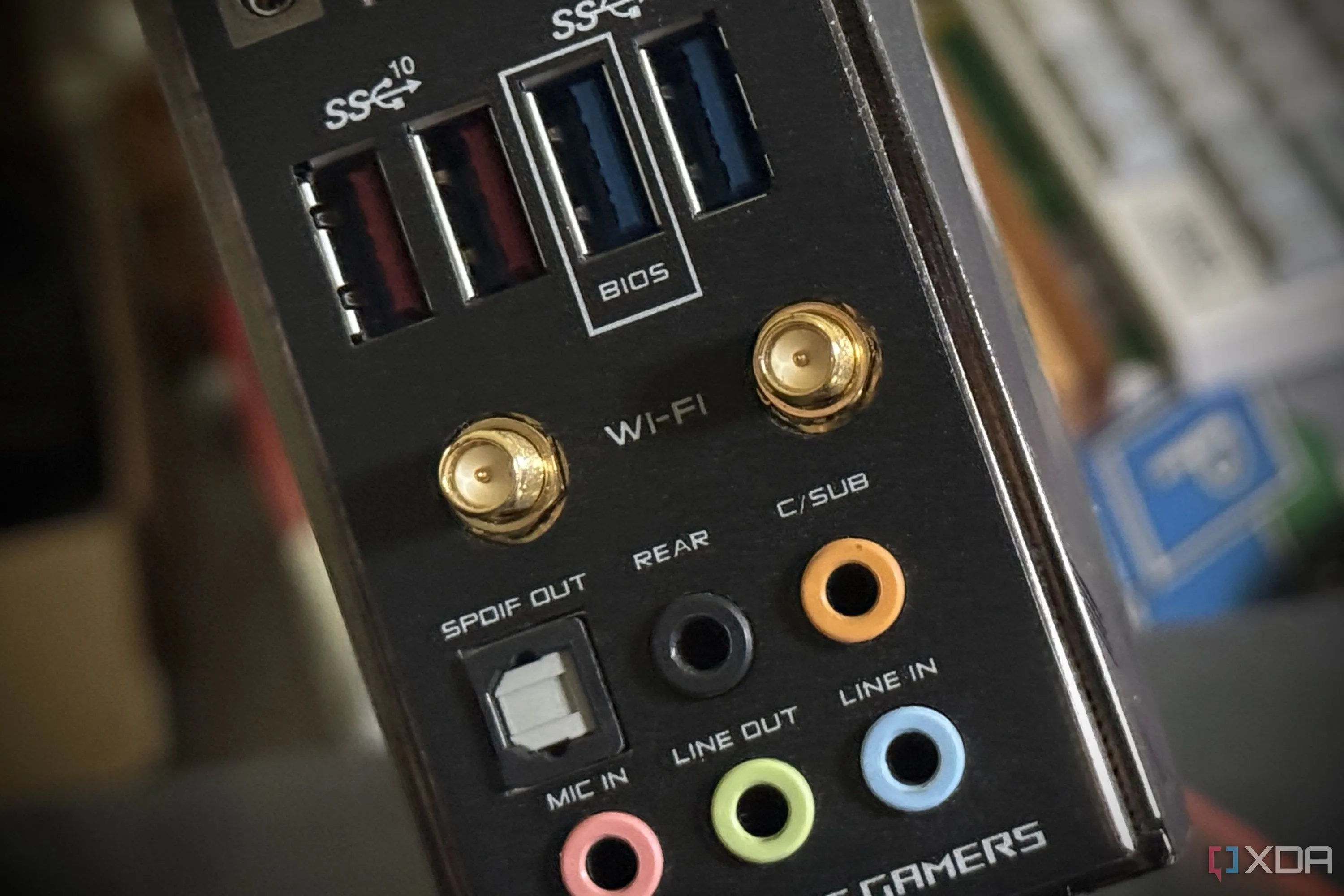 Cổng kết nối Wi-Fi tích hợp trên tấm chắn I/O của bo mạch chủ