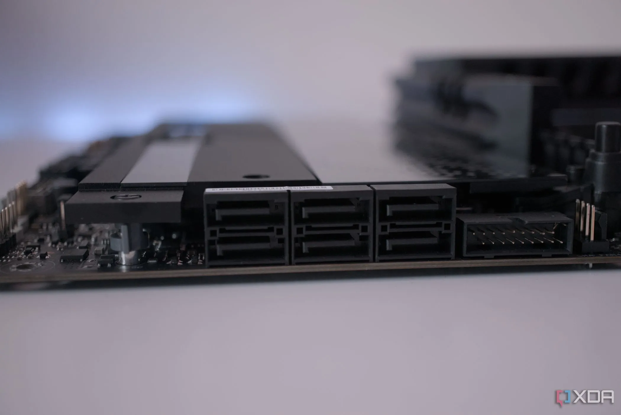 Cổng SATA trên bo mạch chủ ASUS ROG Crosshair X670E Hero, minh họa cho việc không cần card RAID riêng cho các ổ cứng SATA.