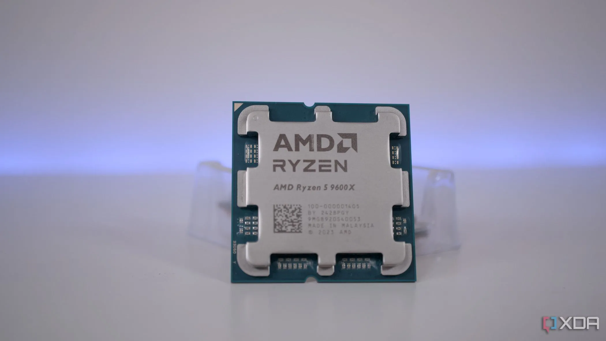 CPU AMD Ryzen 5 9600X, đại diện cho các tùy chọn vi xử lý tầm trung mạnh mẽ và hiệu quả cho PC gaming hiện nay.