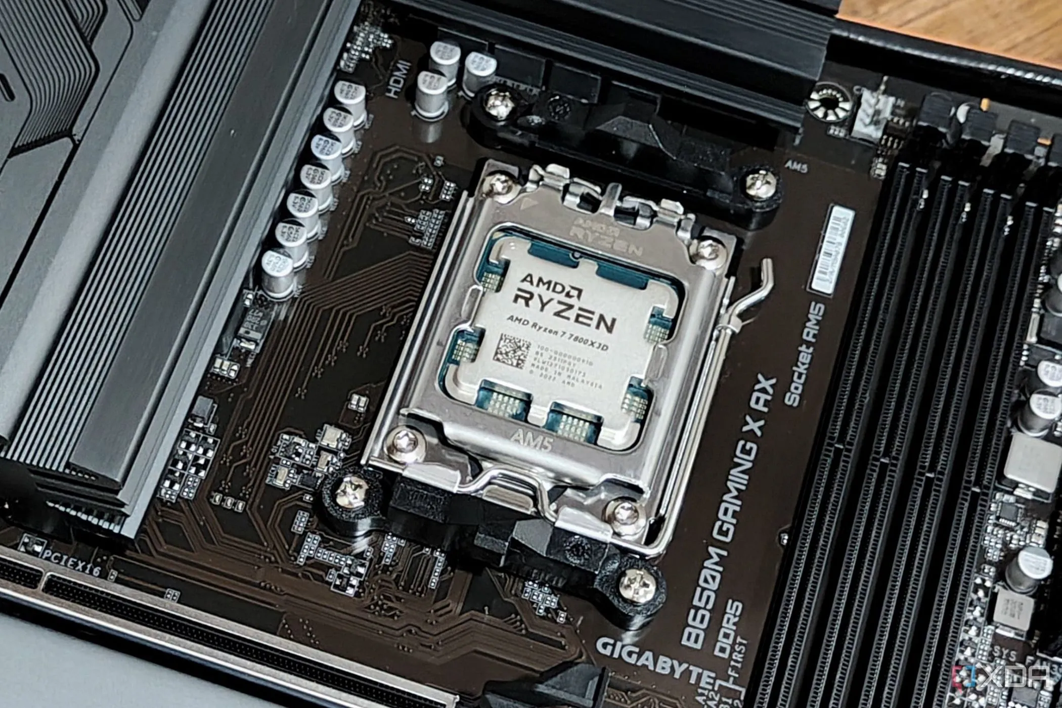 CPU AMD Ryzen 7 7800X3D đã được lắp đặt trên bo mạch chủ, minh họa một CPU hiệu năng cao.