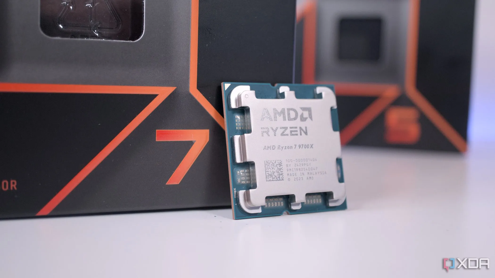 CPU AMD Ryzen 7 9700X và vỏ hộp Ryzen 5, minh họa các dòng chip AMD đang giảm giá